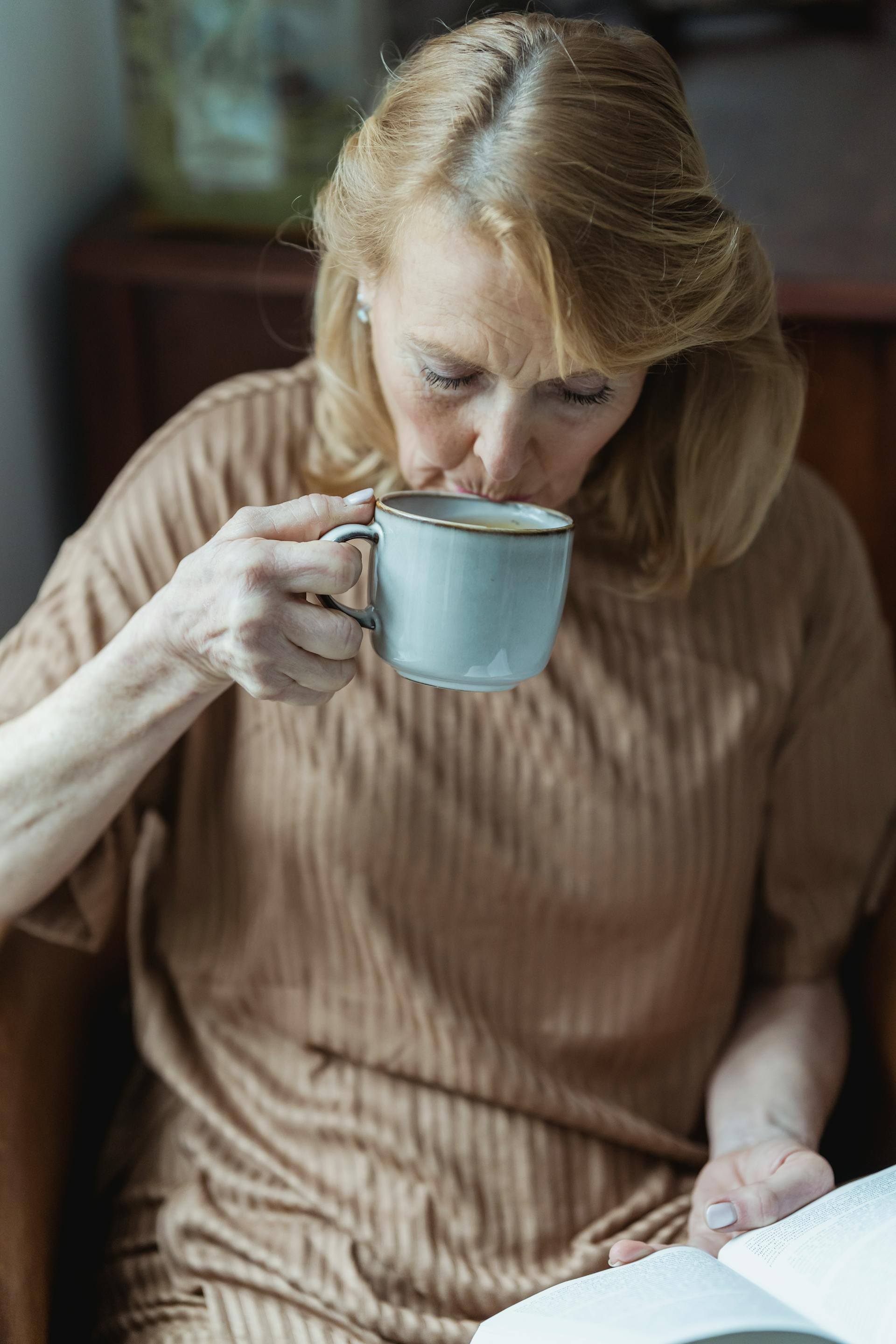 Une femme qui boit du café | Source : Pexels