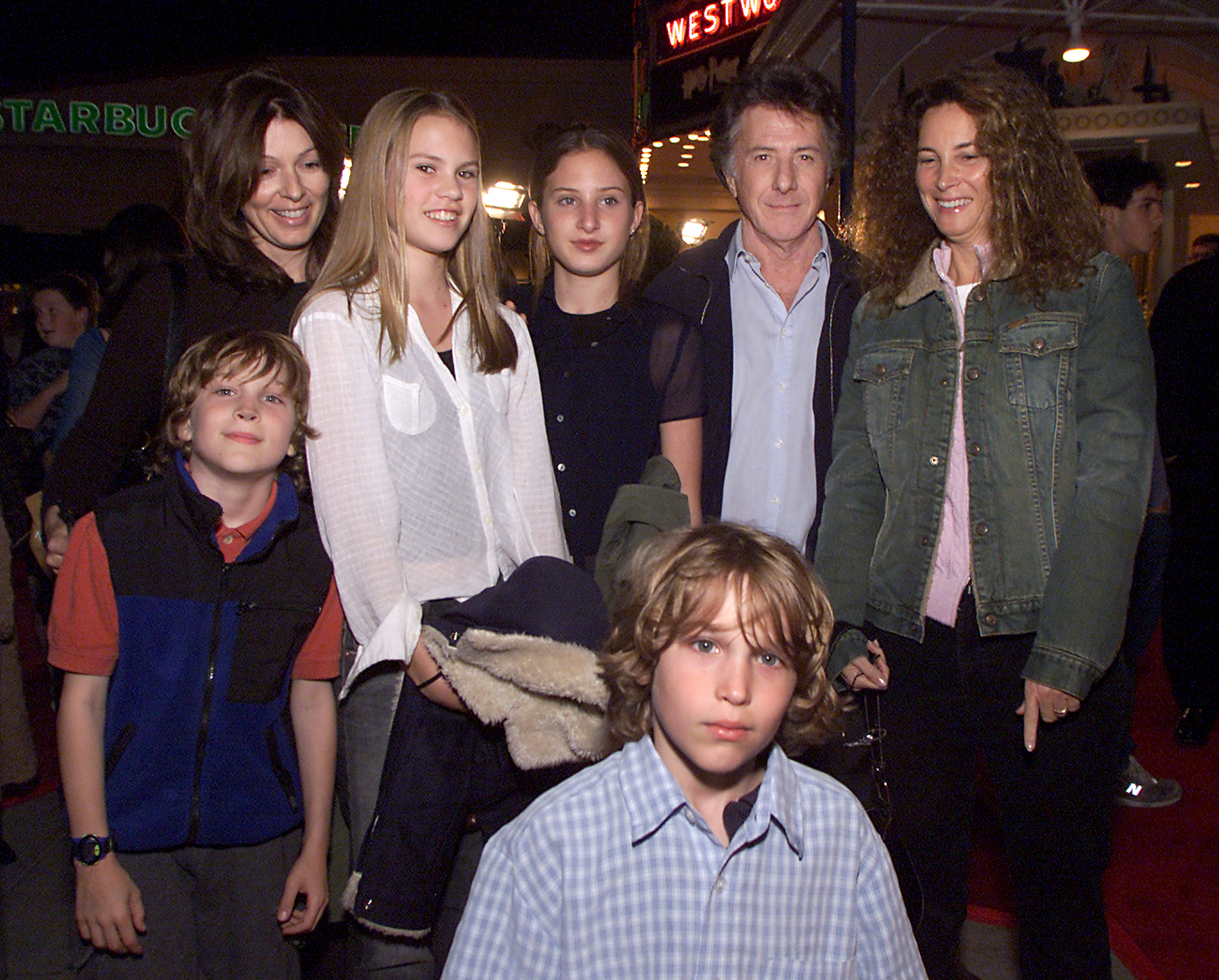 La femme, l'acteur, leurs enfants et leurs amis lors de la première de "Harry Potter et la pierre du sorcier" à Los Angeles, Californie, le 14 novembre 2001. | Source : Getty Images