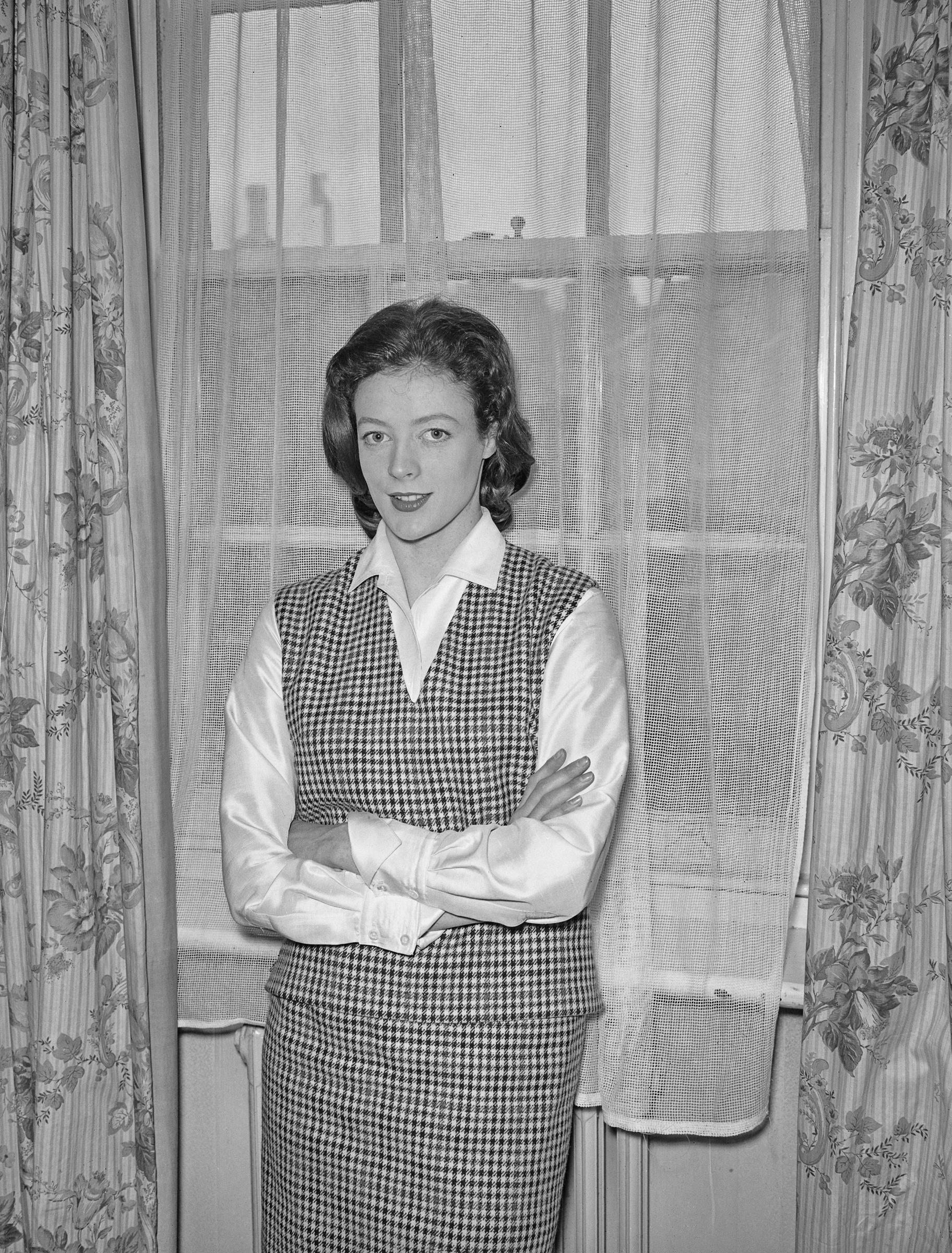 Maggie Smith photographiée sur le plateau de la pièce "What Every Woman Knows" en 1960 | Source : Getty Images