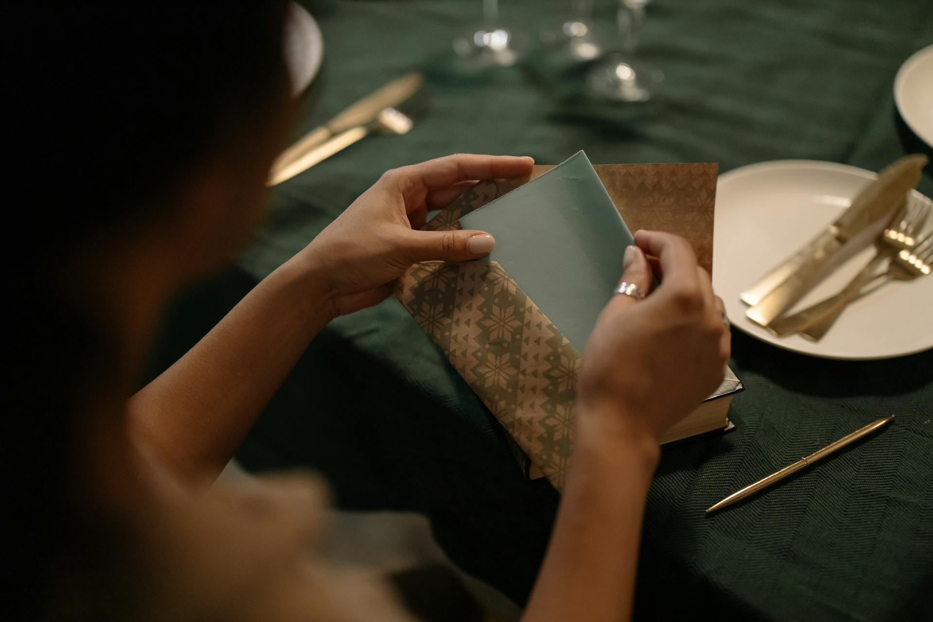Une femme tenant une enveloppe | Source : Pexels