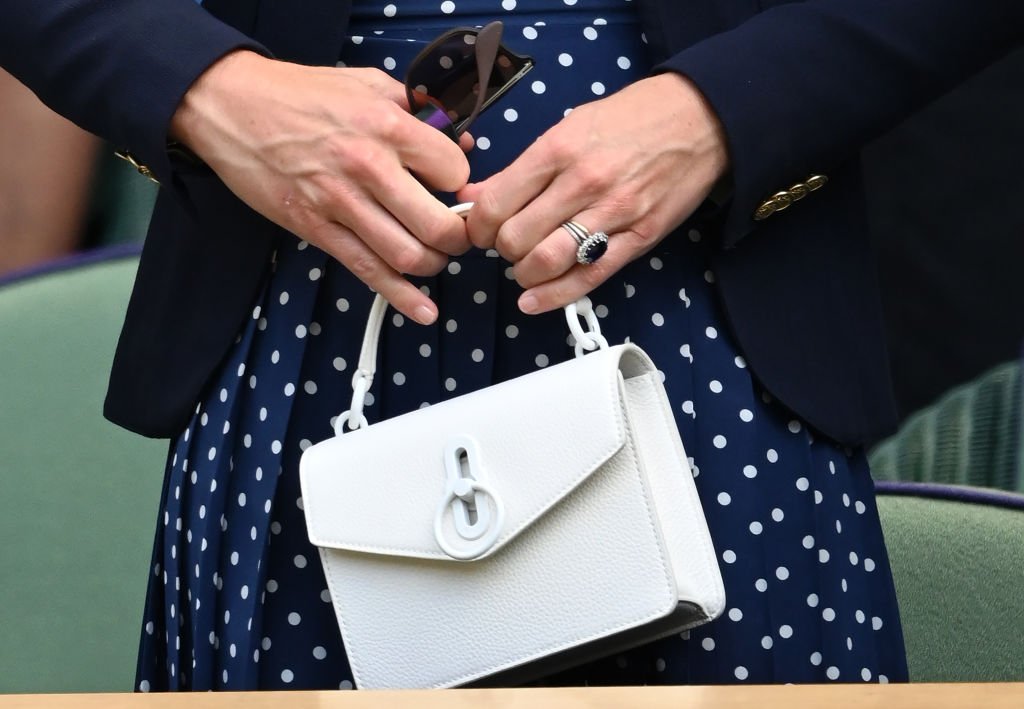 Catherine, duchesse de Cambridge, détail du sac, assiste aux championnats de tennis de Wimbledon.| Photo : Getty Images