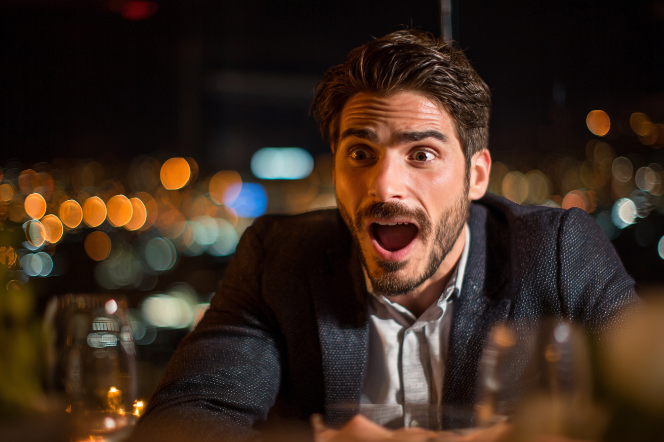 Un homme qui regarde quelque chose avec stupeur | Source : Midjourney