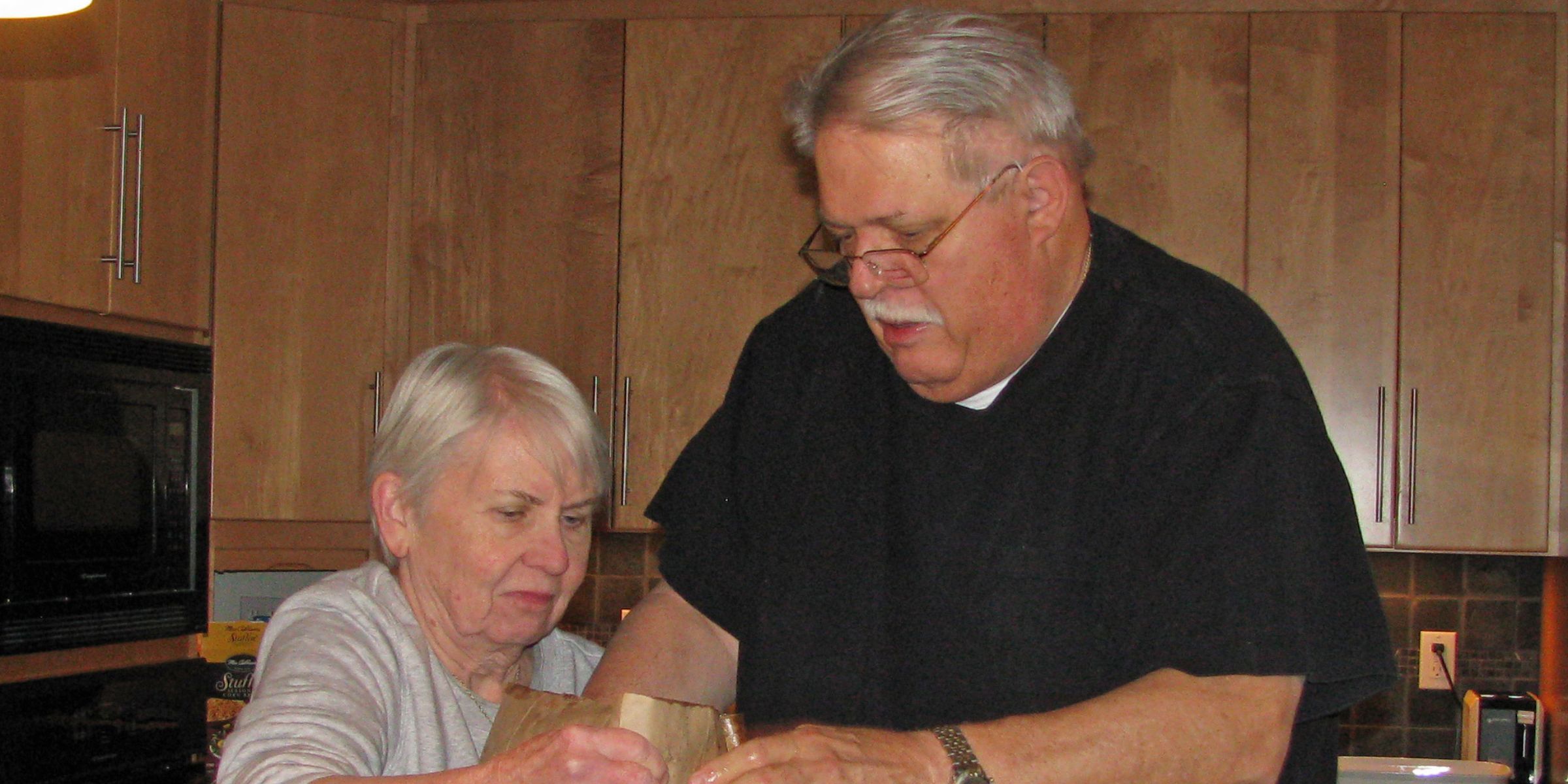 Un homme et une femme luttant avec un sac | Source : Flickr