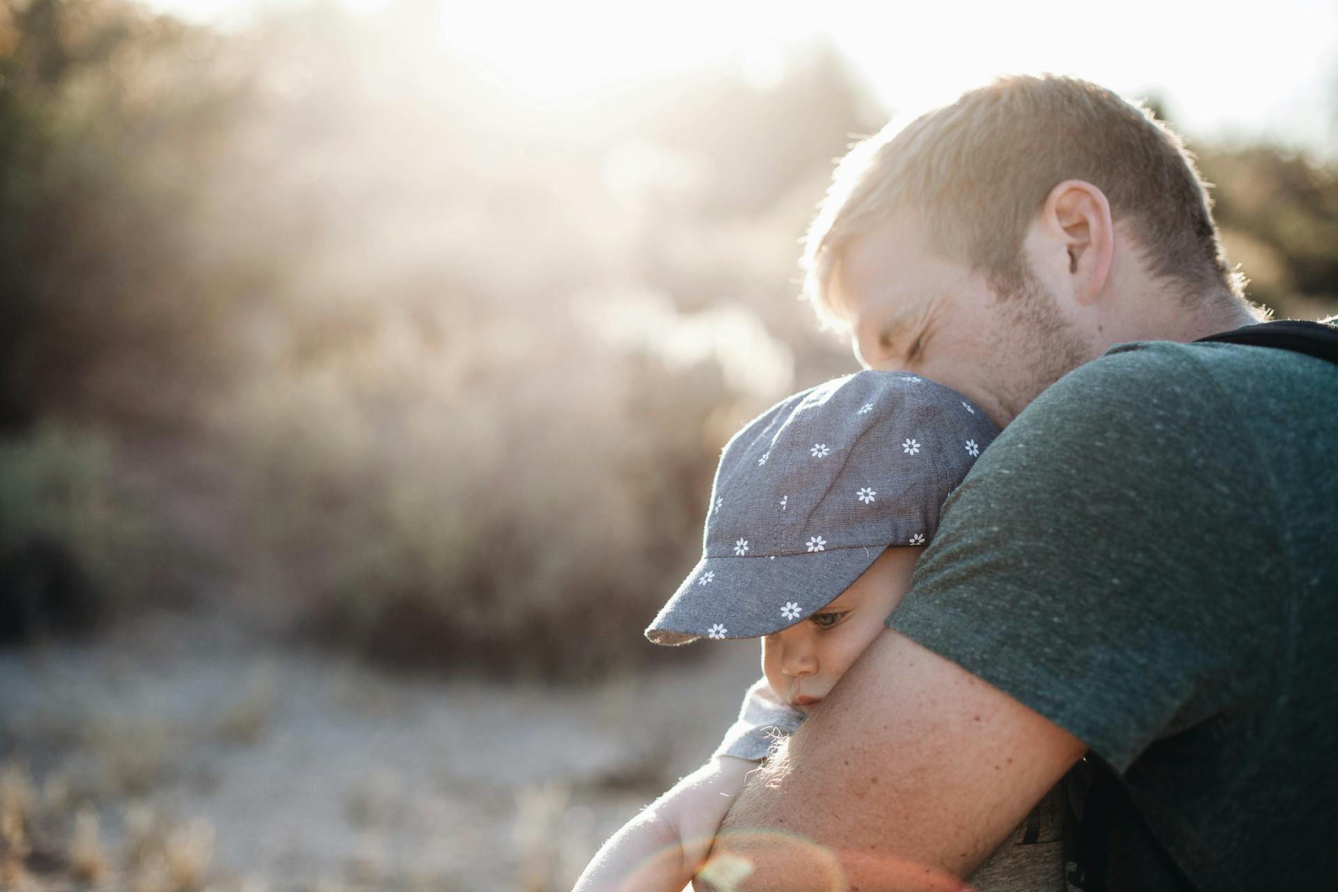 Un homme câlinant son bébé | Source : Pexels
