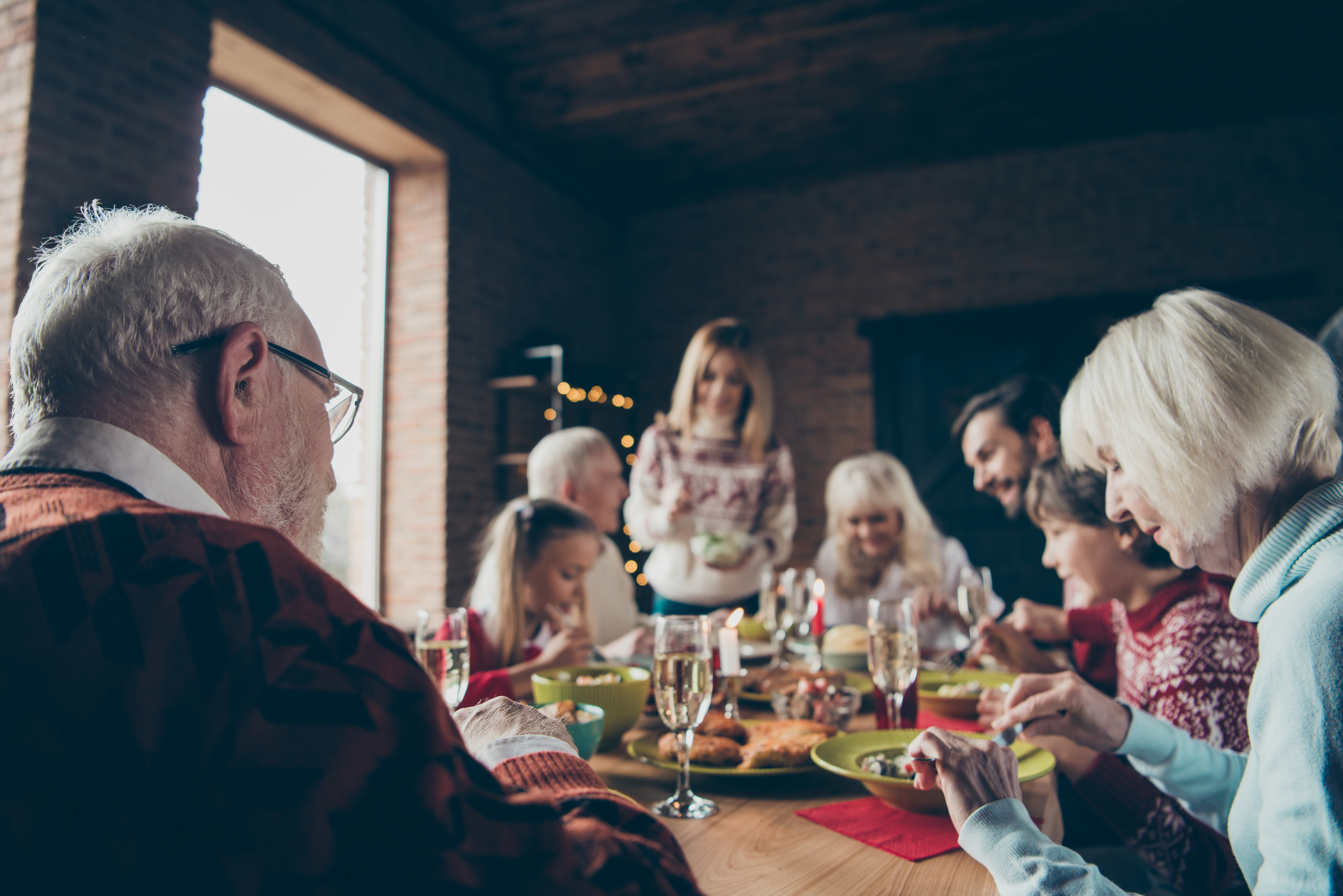 Une famille qui profite d'un repas ensemble | Source : Shutterstock