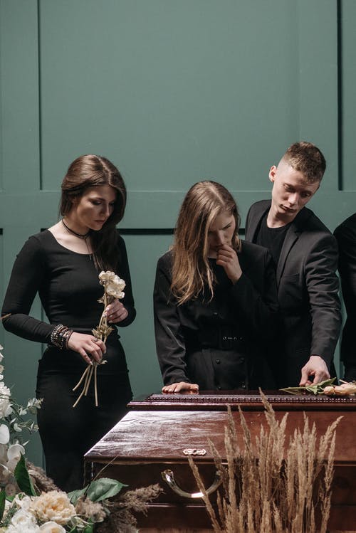 Deux femmes devant un cercueil | Photo : Pexels