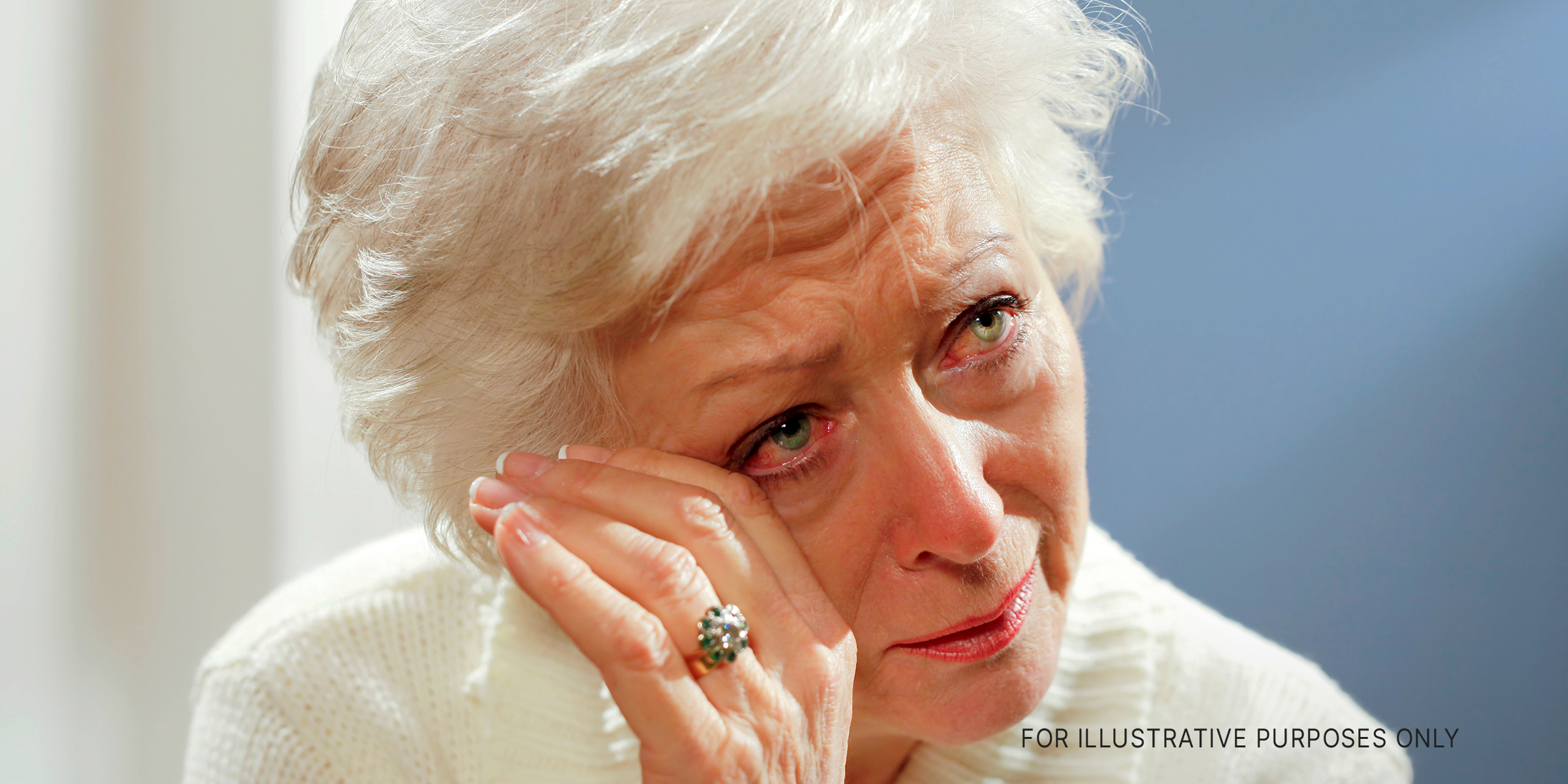 Une femme âgée essuie ses larmes | Source : Getty Images