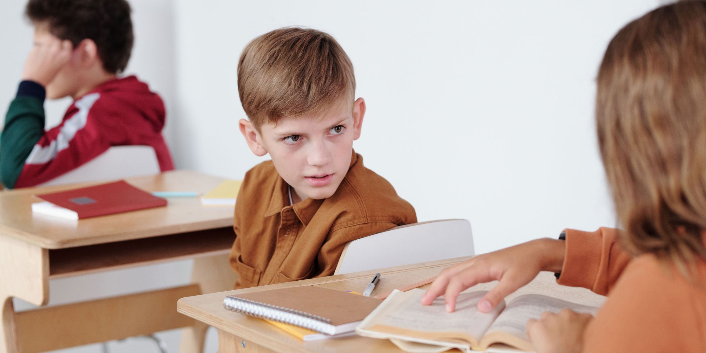 Un petit garçon assis dans une salle de classe | Source : Pexels