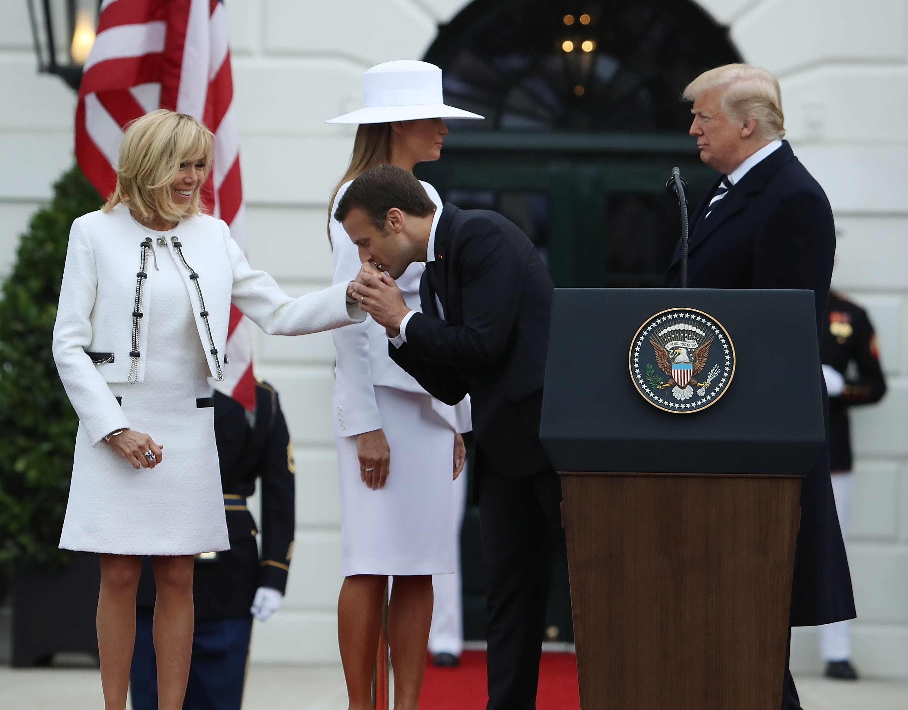 Lors d'un accueil formel à la Maison Blanche le 24 avril 2018, le président Emmanuel a embrassé la main de Brigitte devant le président Donald Trump et la première dame Melania Trump. Le moment s'est démarqué comme une rare démonstration de formalité personnelle entre le premier couple français sur une scène internationale.