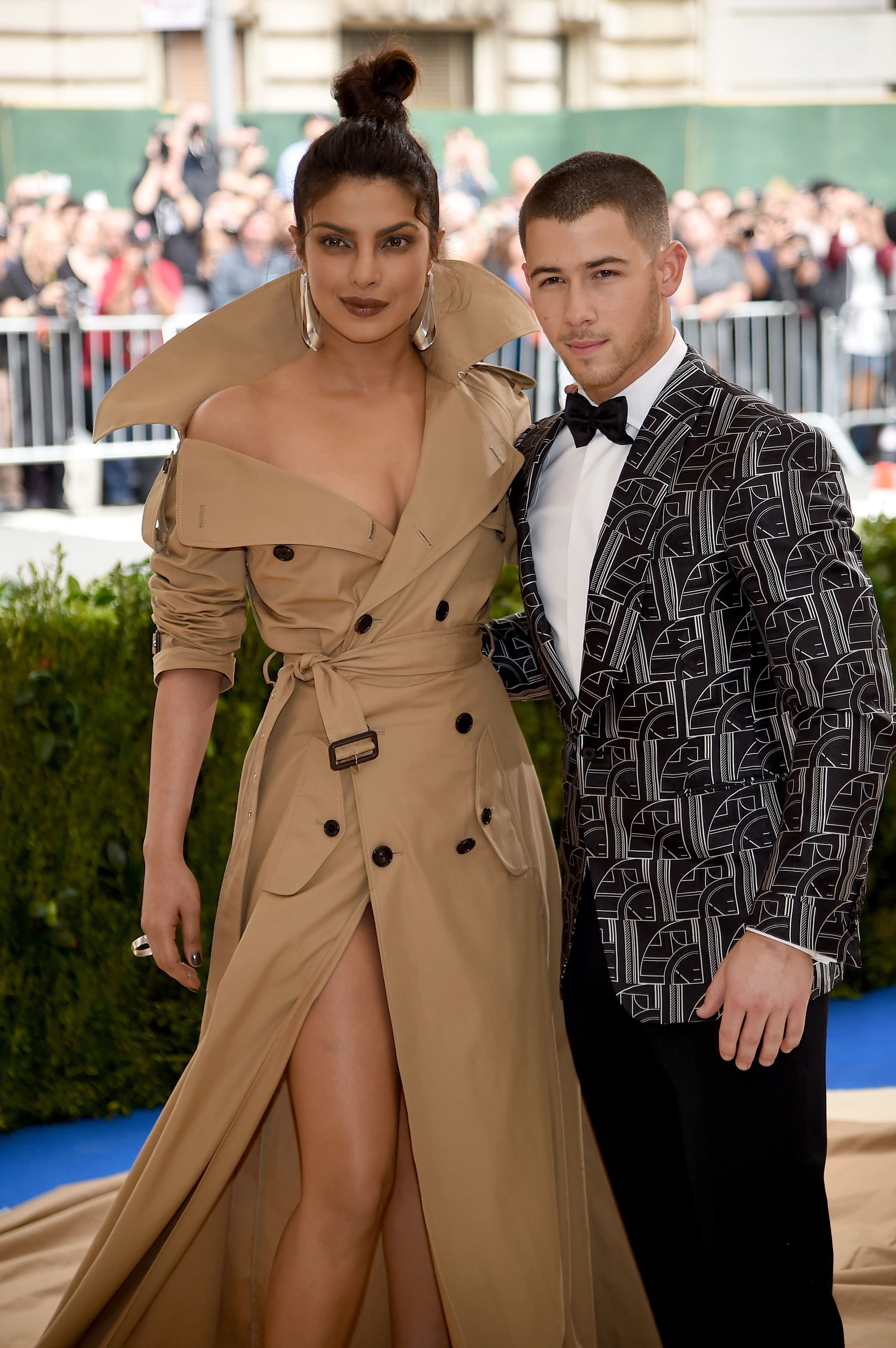 Priyanka Chopra et Nick Jonas lors du gala du Costume Institute "Rei Kawakubo/Comme des Garcons : Art Of The In-Between" Costume Institute Gala at Metropolitan Museum of Art le 1er mai 2017, à New York. | Source : Getty Images