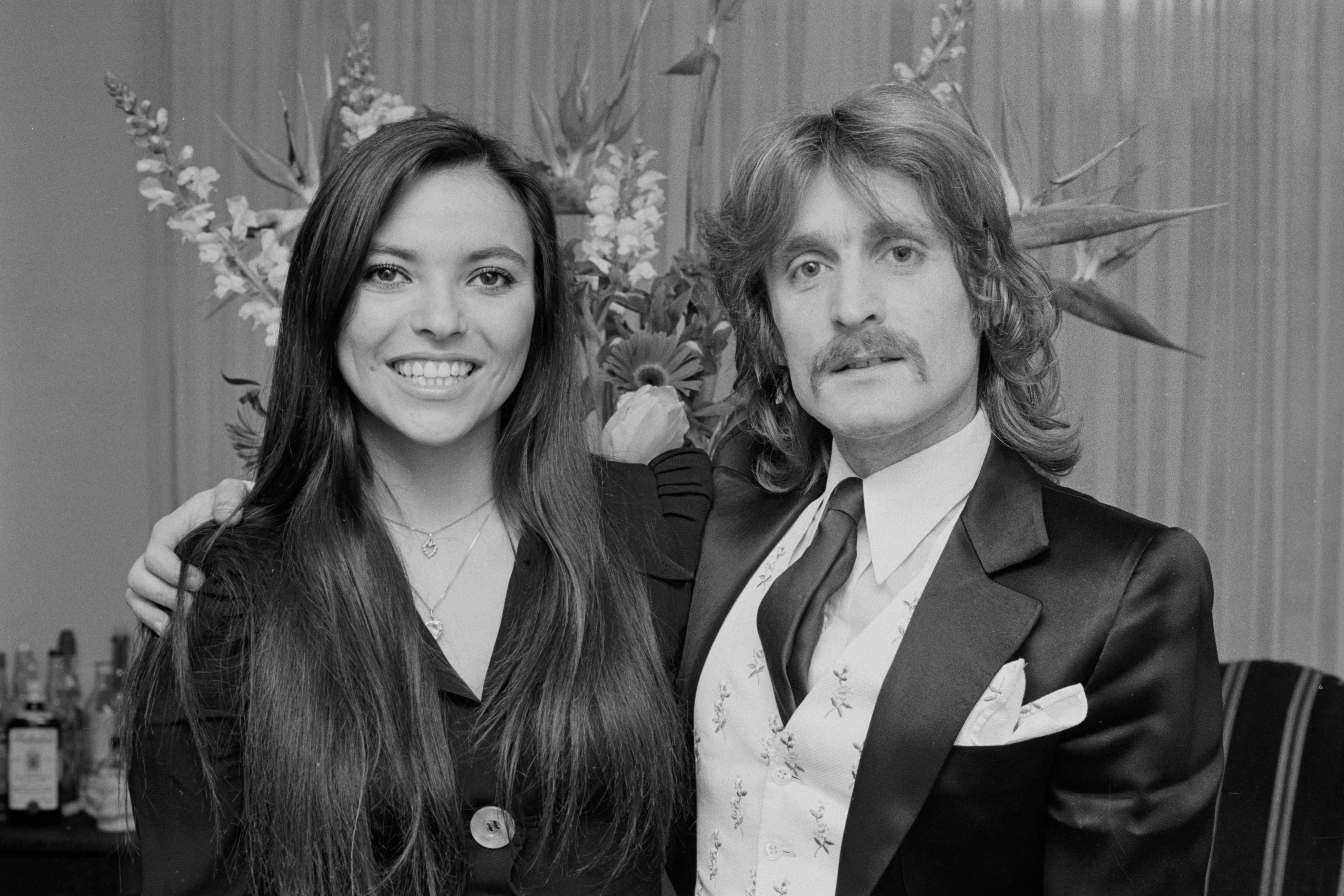 Le chanteur Christophe et sa femme Véronique chez eux à Paris le 11 février 1974, France. | Photo : Getty Images