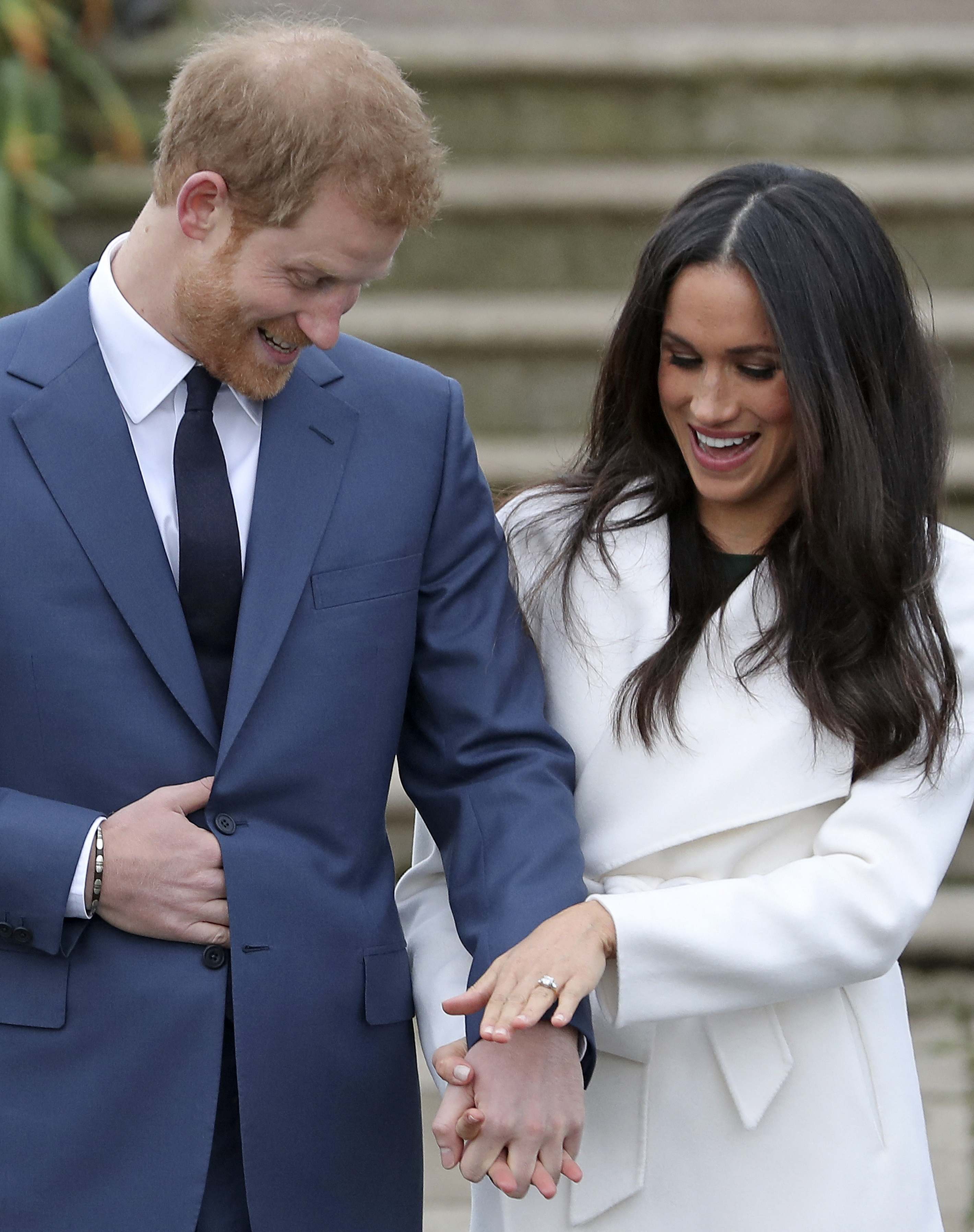 Le prince Harry et sa fiancée Meghan Markle posent après l'annonce de leurs fiançailles le 27 novembre 2017 | Source : Getty Images