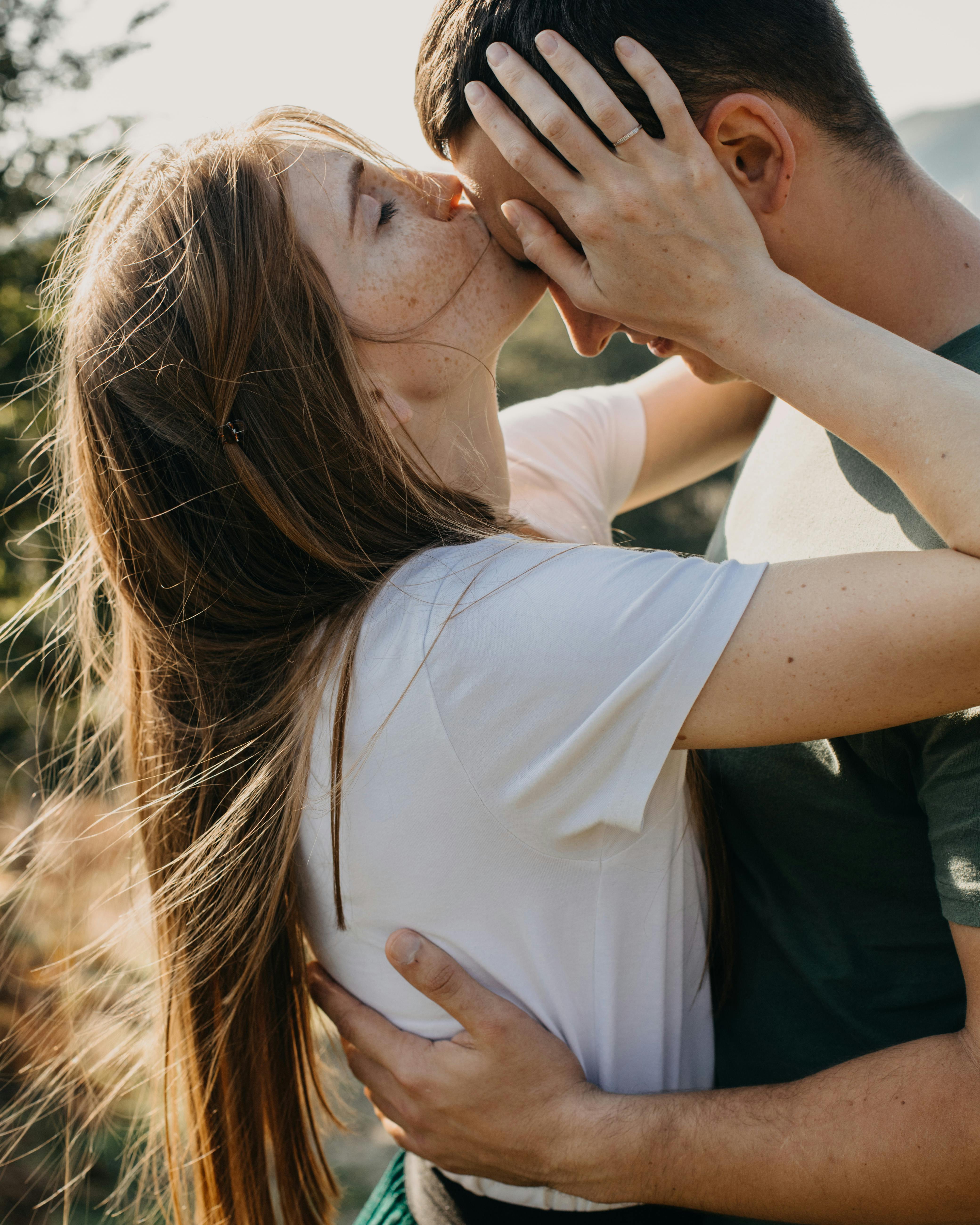 Une femme embrassant son partenaire sur le front | Source : Pexels