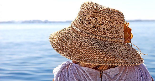 Une vieille dame se tenait près de la balustrade d'un bateau de croisière : blague du jour