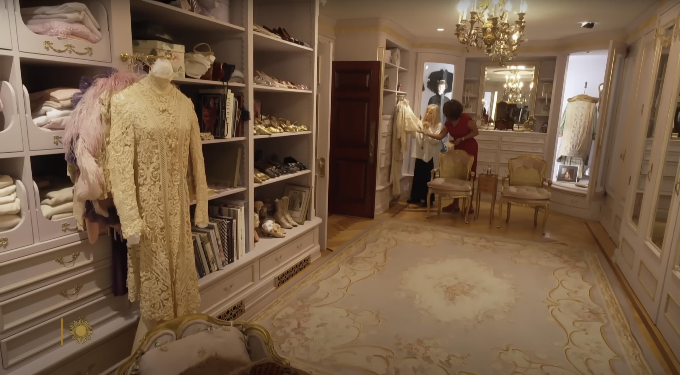 Une vue de l'intérieur de la maison de Barbra Streisand, postée le 5 novembre 2023 | Source : YouTube/CBS Sunday Morning