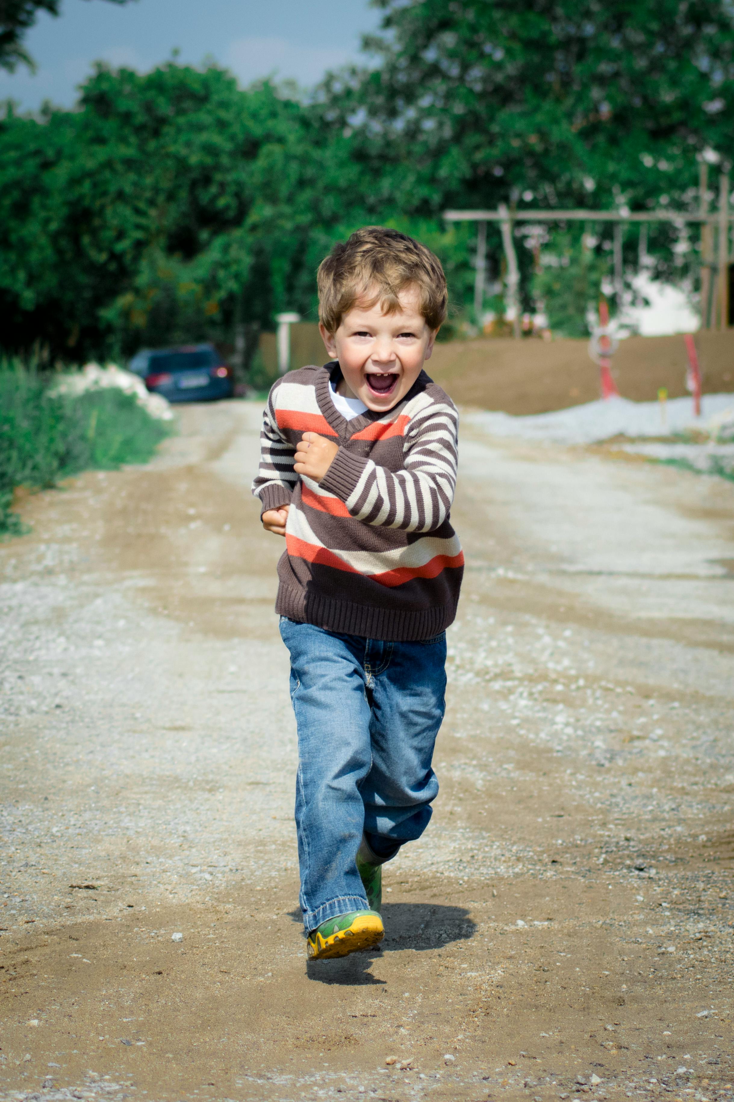 Un garçon heureux court à l'extérieur | Source : Pexels