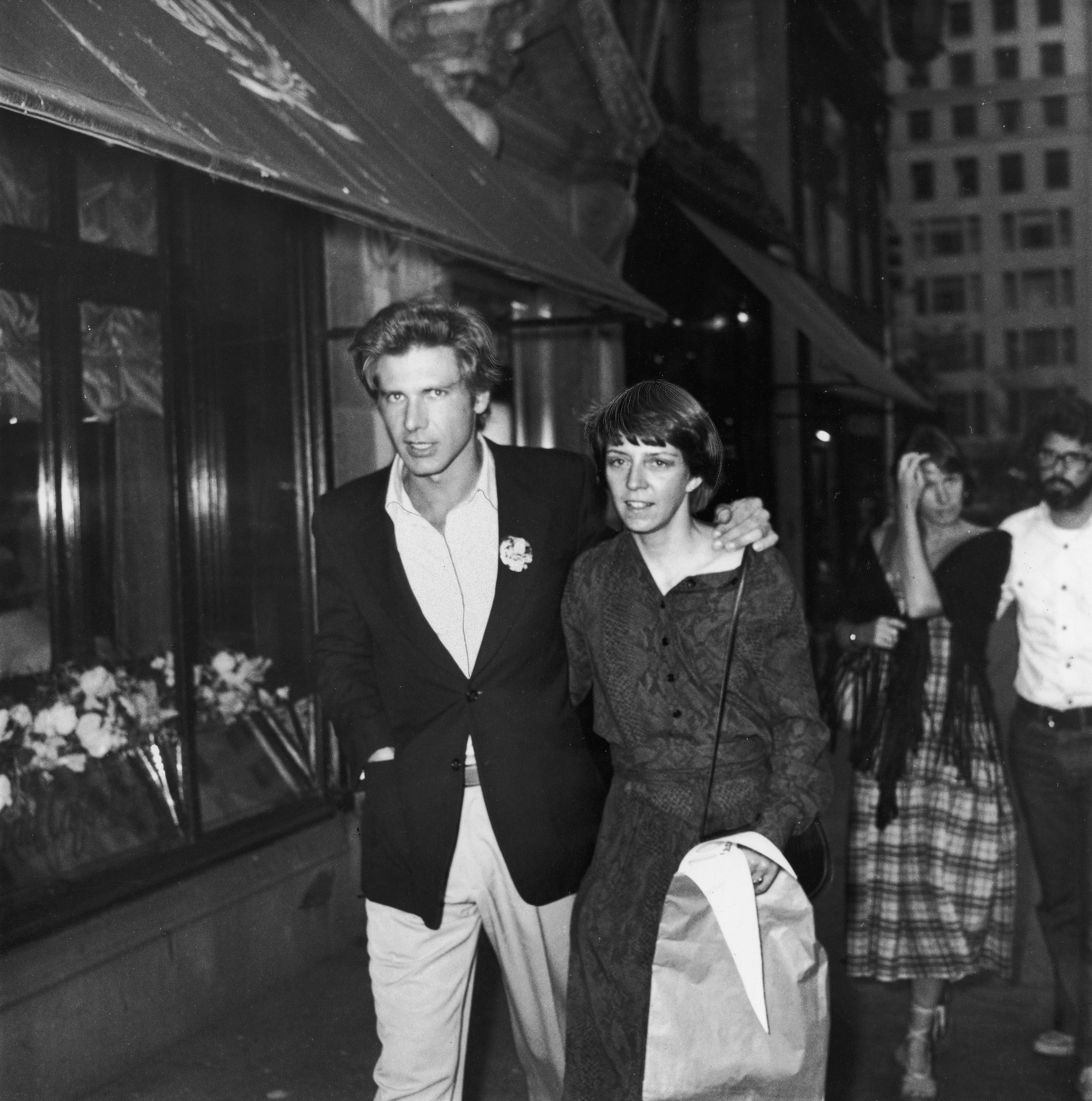 Harrison Ford et sa première femme, Mary Marquardt, se promènent à New York en juin 1977 | Source : Getty Images