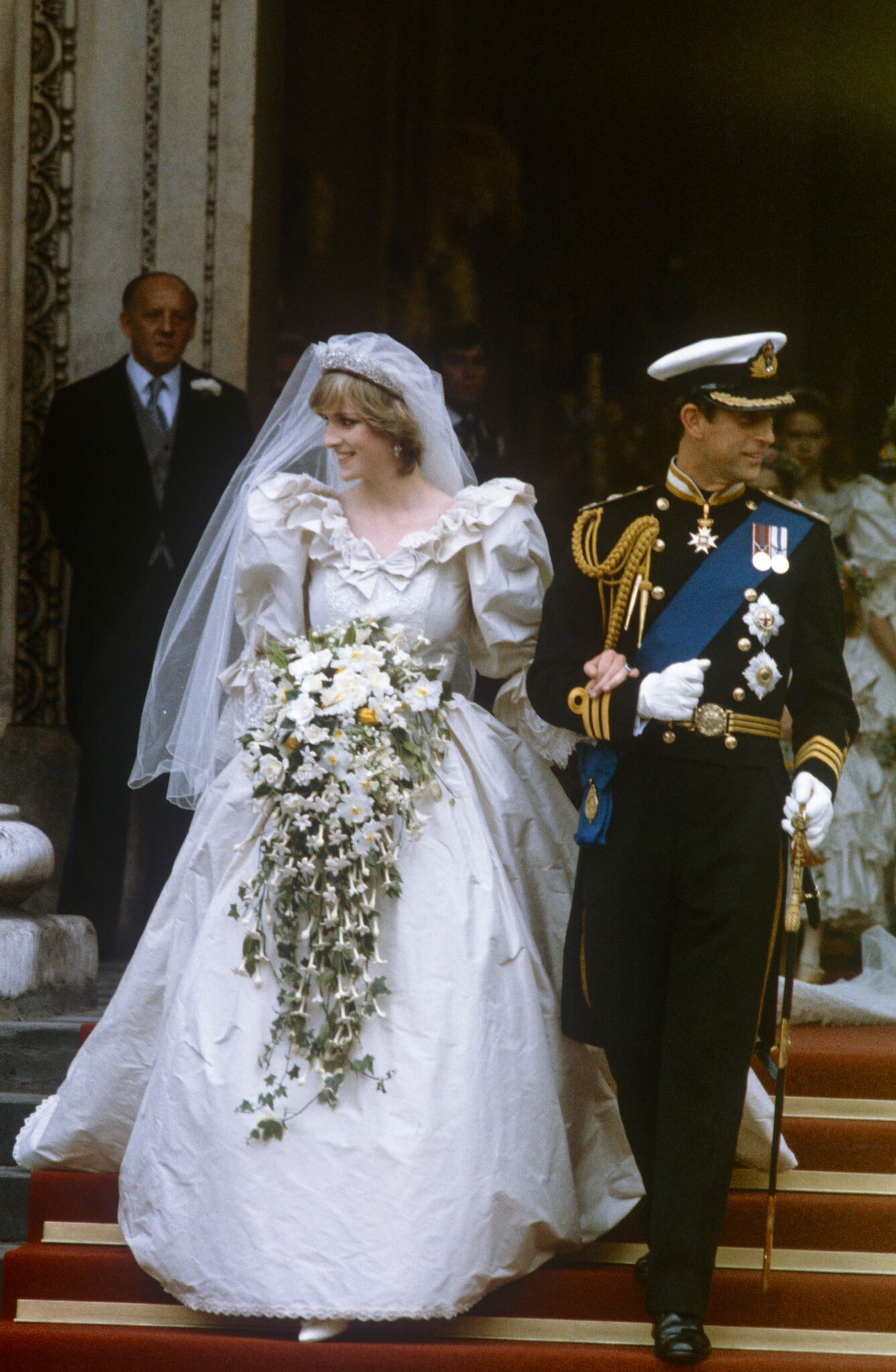 La princesse Diana et le prince Charles quittent l'église le jour de leur mariage | Photo : Getty Images