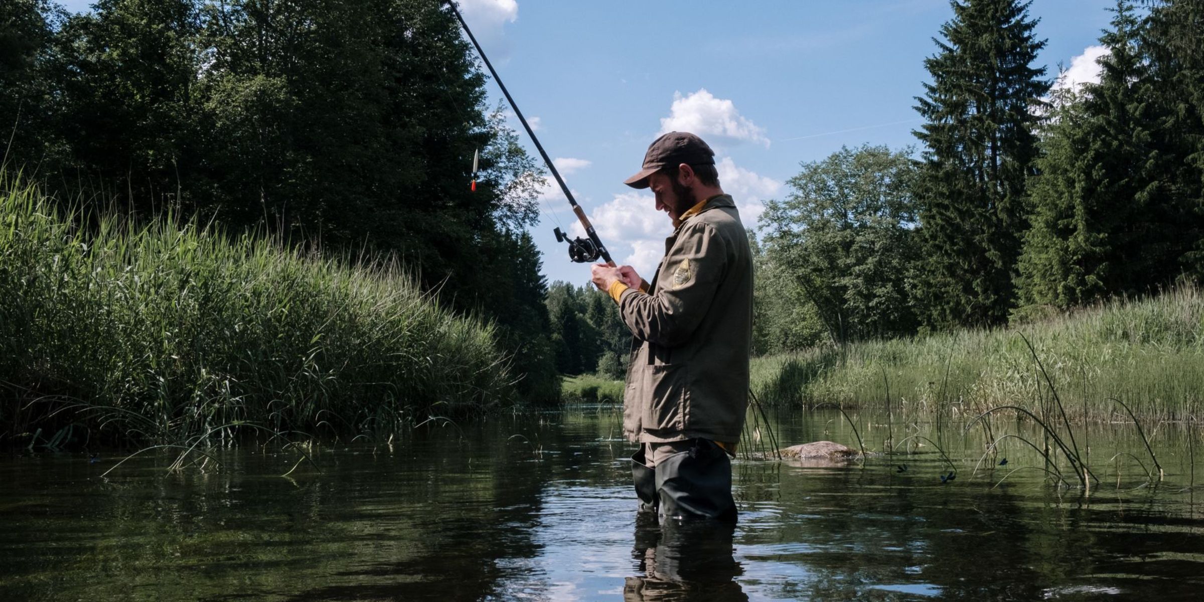 Un homme en train de pêcher dans une rivière | Source : Pexels