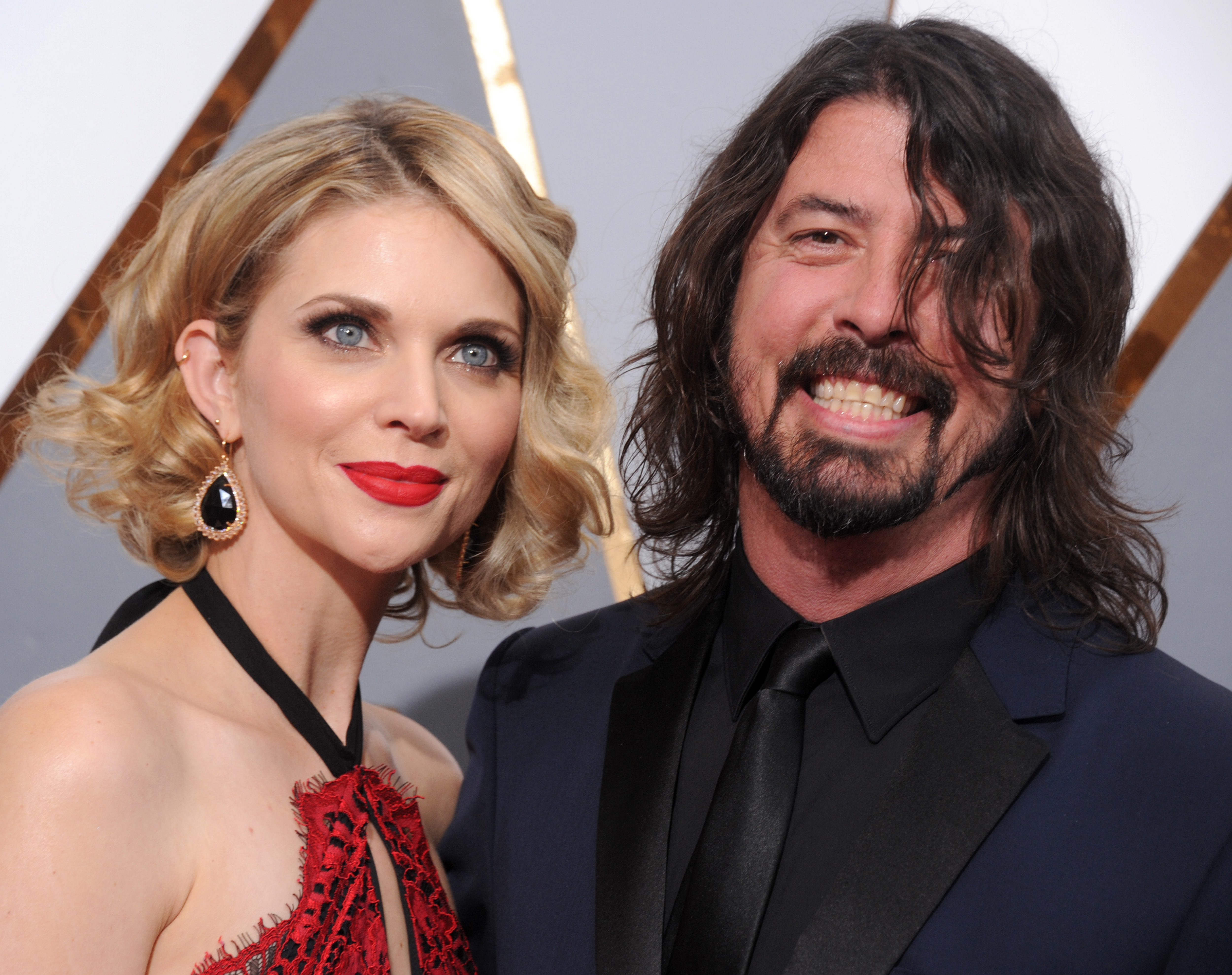 Dave Grohl et Jordyn Blum arrivent à la 88e cérémonie annuelle des Oscars au Hollywood &amp; Highland Center, le 28 février 2016, à Hollywood, en Californie. | Source : Getty Images