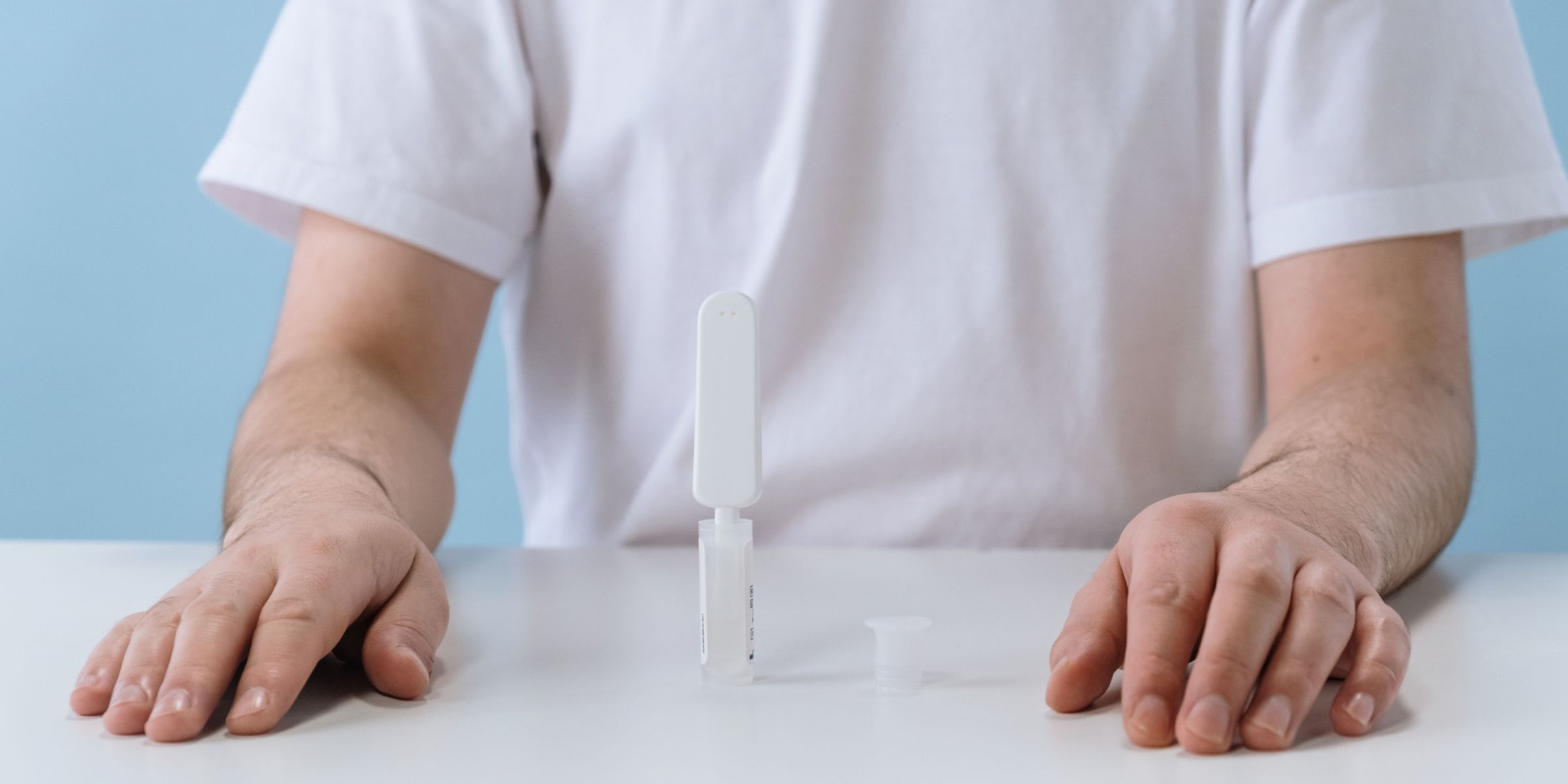 Une personne assise avec un test ADN devant elle | Source : Pexels
