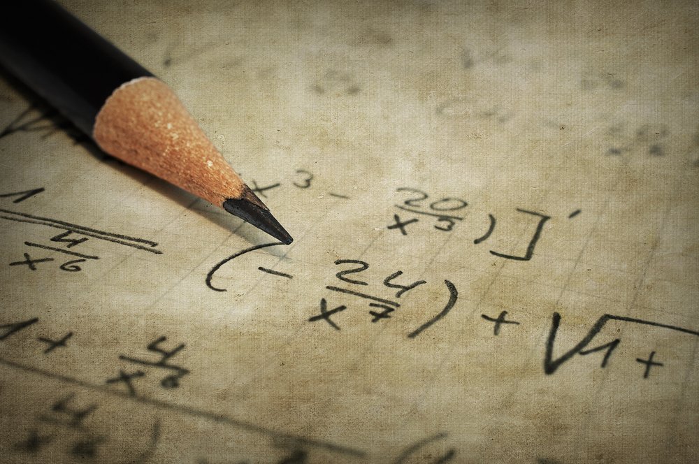 Feuille avec des équations mathématiques et un crayon. Source : Shutterstock