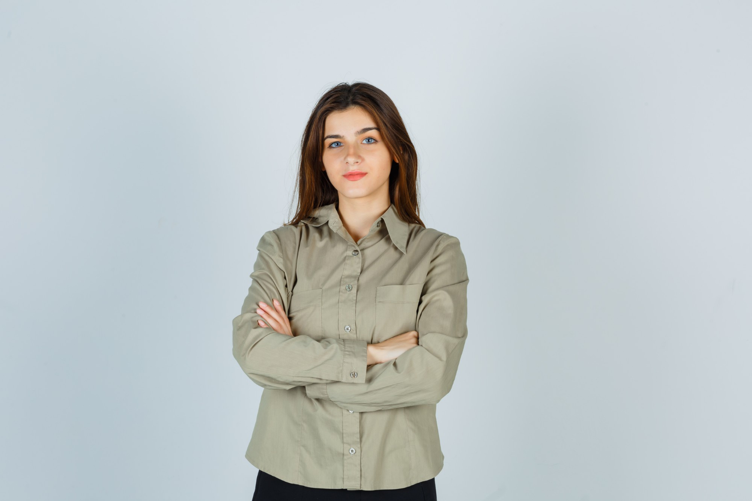 Une femme confiante avec les bras croisés | Source : Freepik