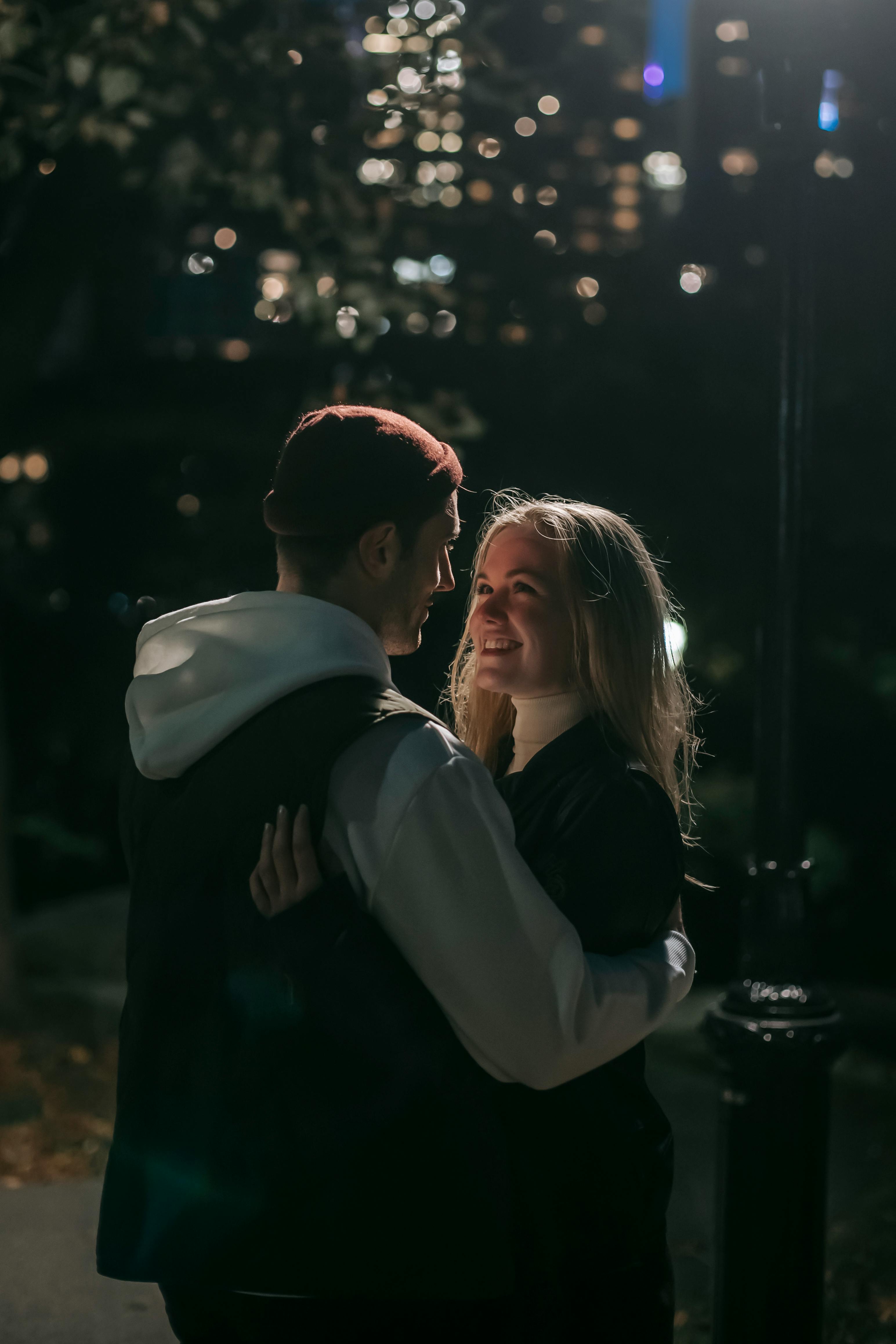 Un homme et une femme s'embrassent | Source : Pexels