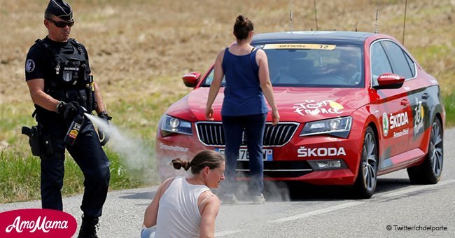 Tour de France 2018: la photo d'un policier utilisant des gaz lacrymogènes provoque la colère des réseaux sociaux