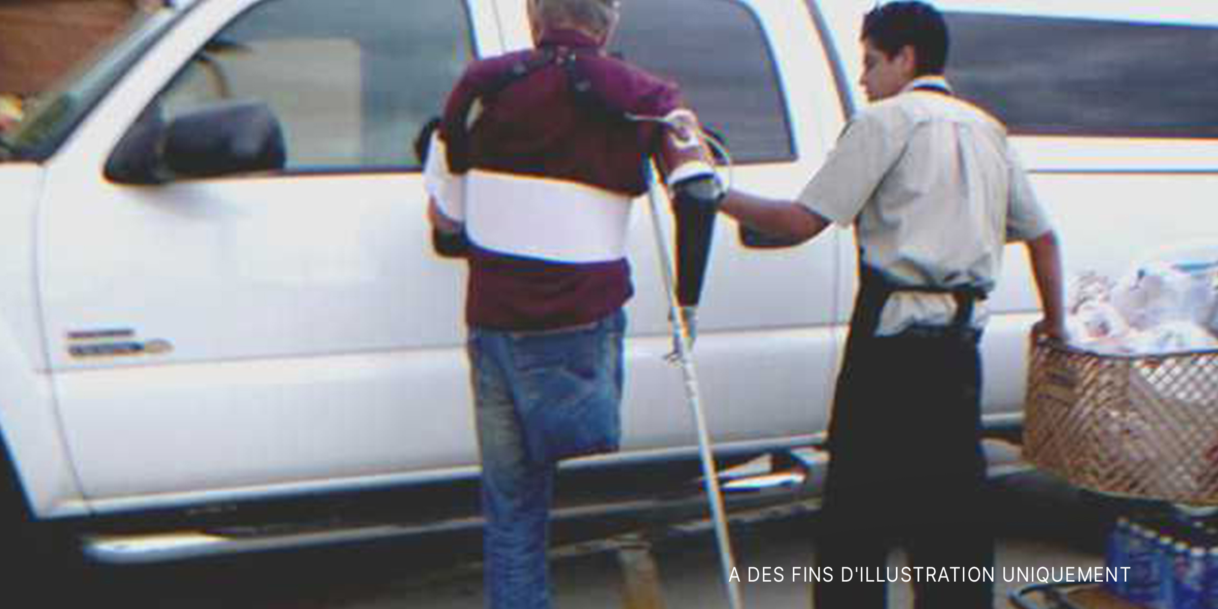 Un employé de magasin aidant un homme handicapé | Source : Flickr/Paul L Dineen (CC BY 2.0)