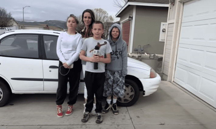 William et sa famille.| Photo : youtube/Boy trades Xbox to buy mom a car