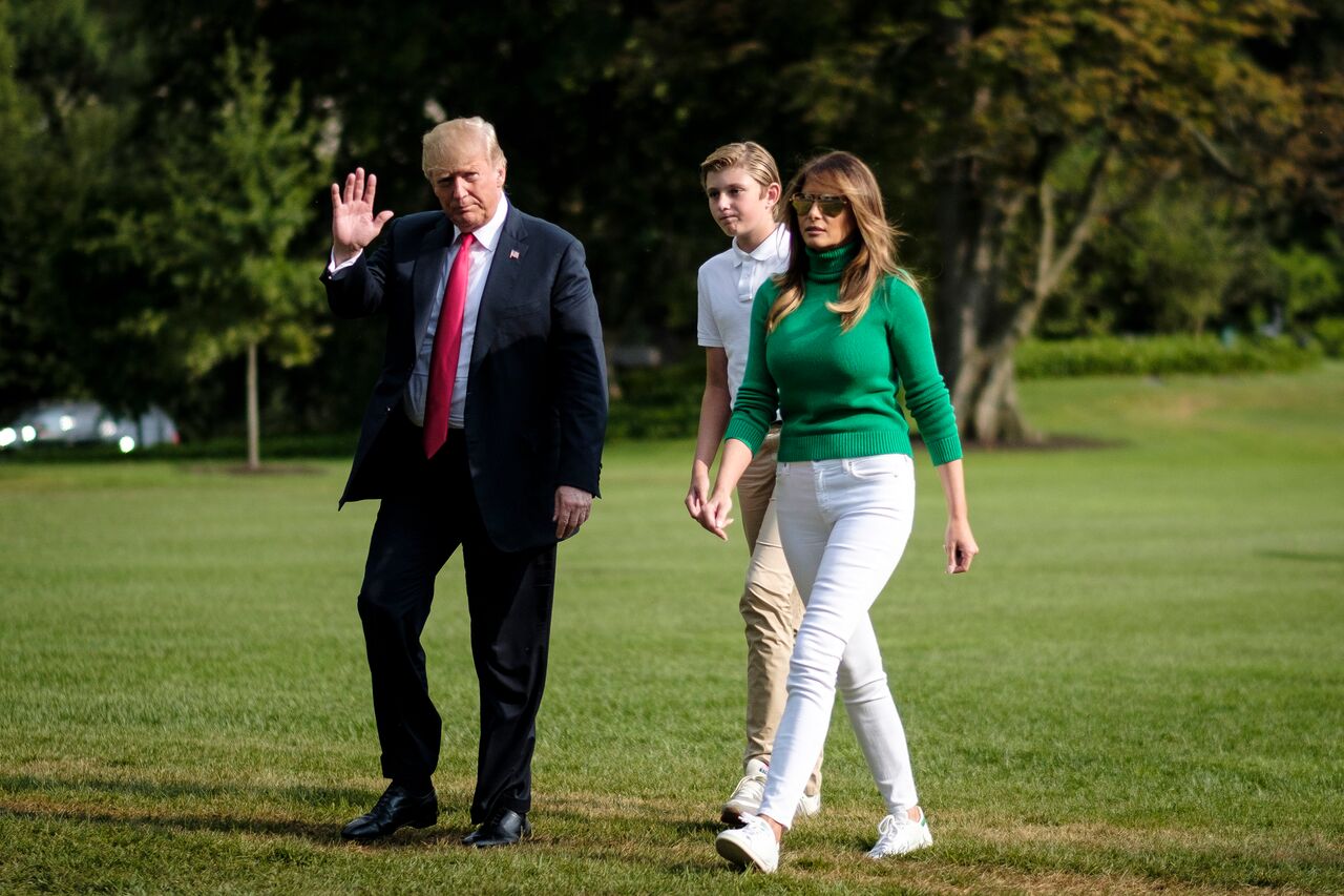 Donald Trump débarque de Marine One sur la pelouse sud avec la Première Dame Melania Trump et son fils Barron. | Source : Getty Images