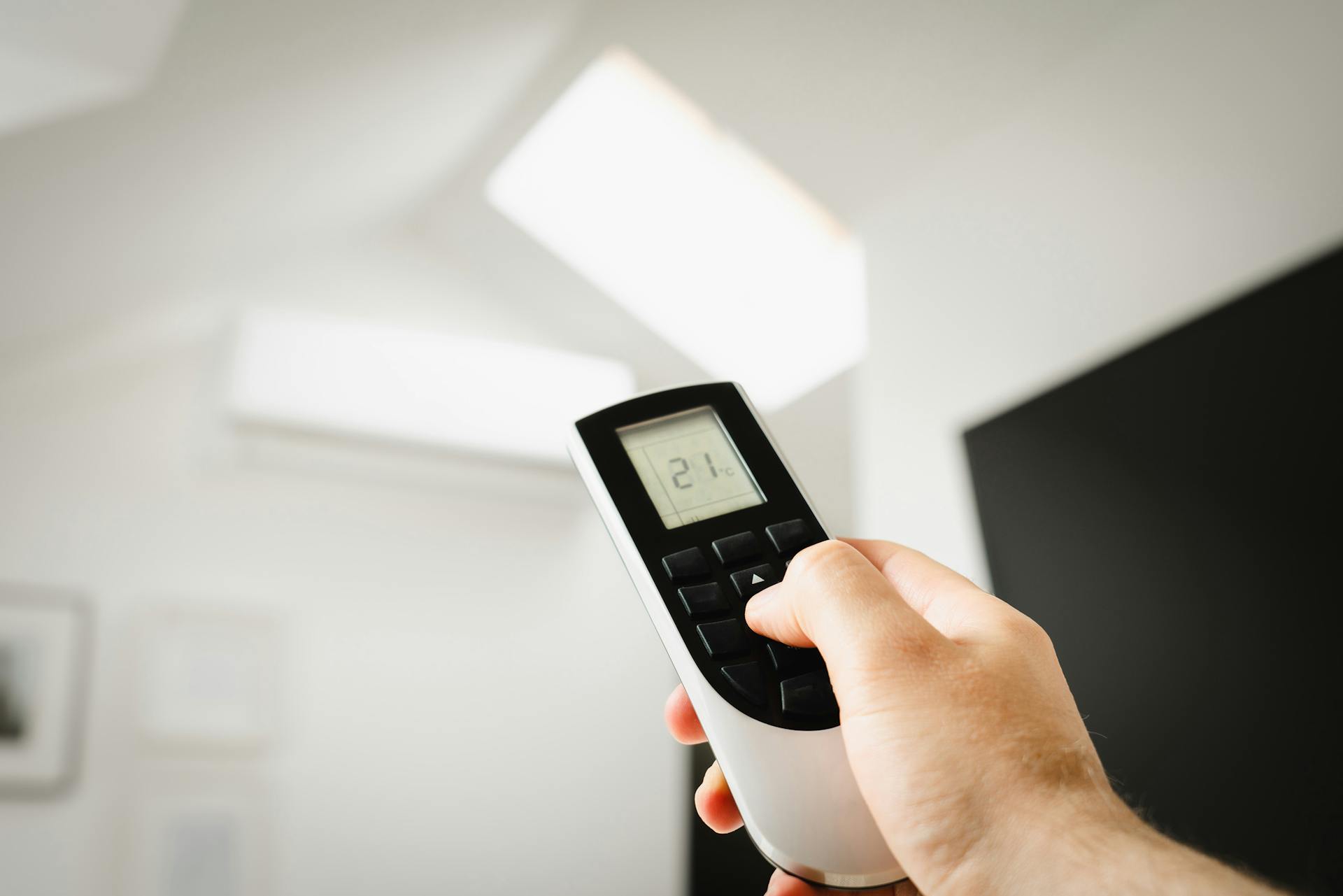 Un homme tenant une télécommande | Source : Pexels