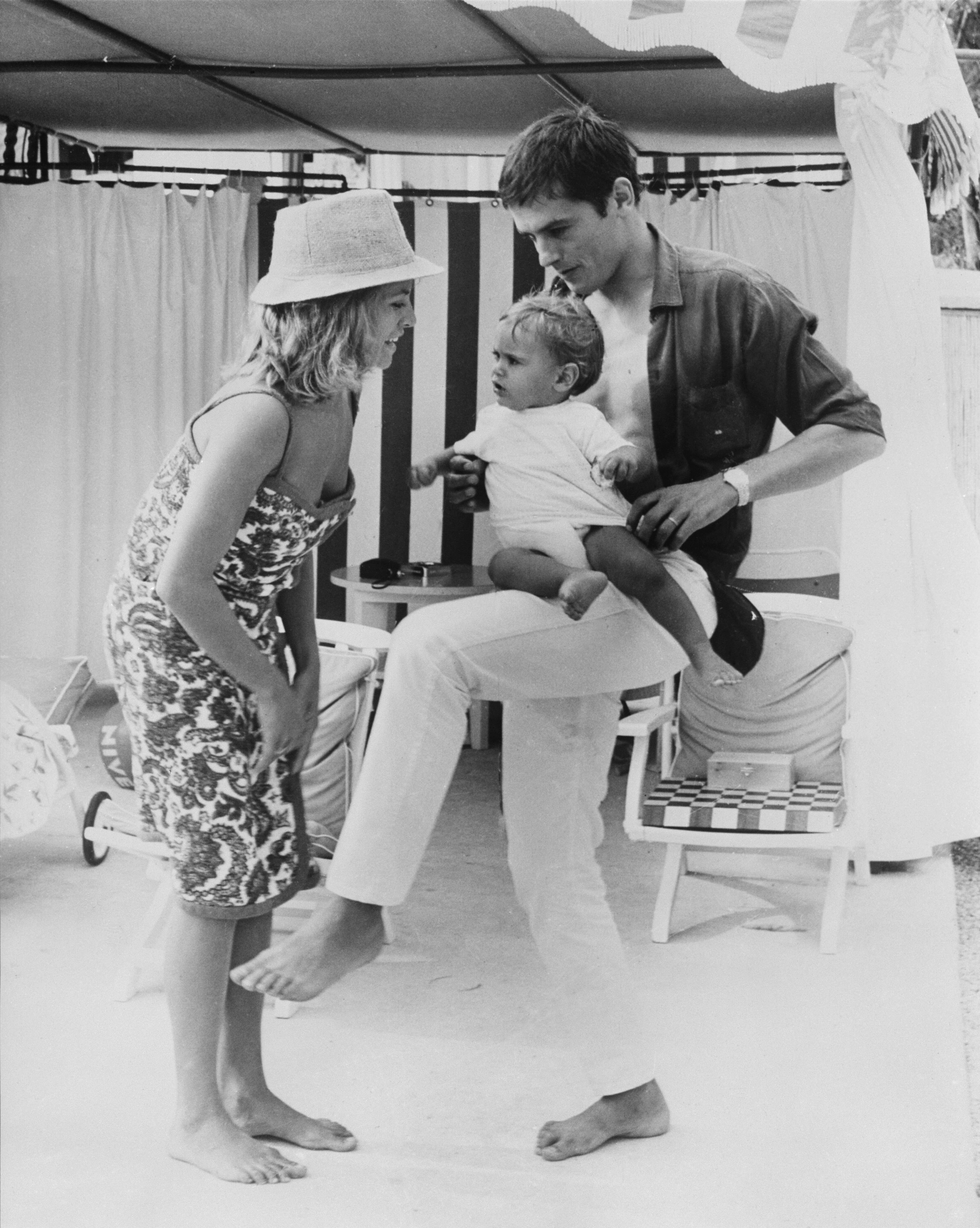 Alain Delon avec son épouse Nathalie et leur fils Anthony sur la plage de Monte Carlo, 15 août 1965 | Photo : Getty Images