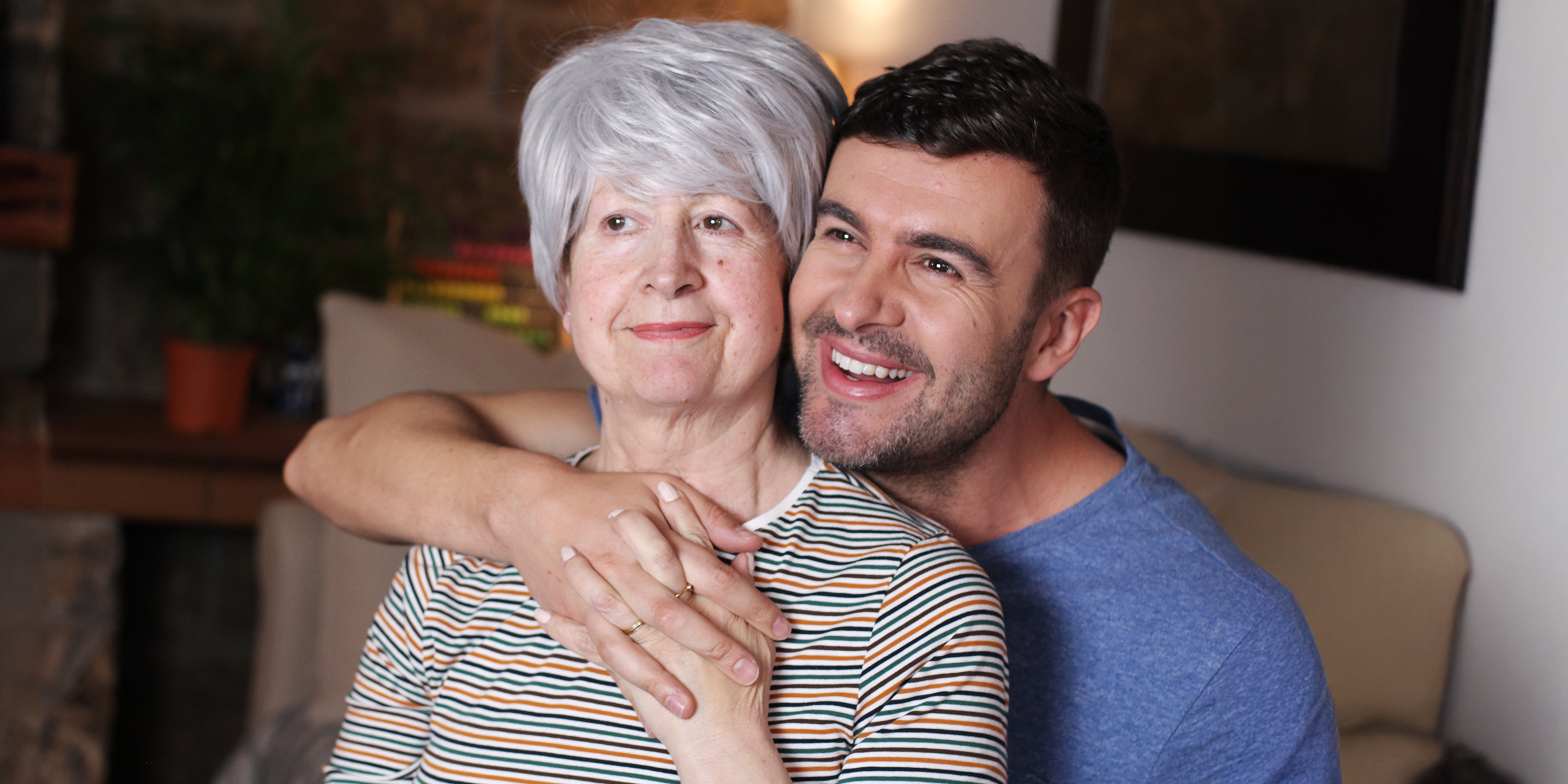 Une femme avec son fils | Source : Shutterstock