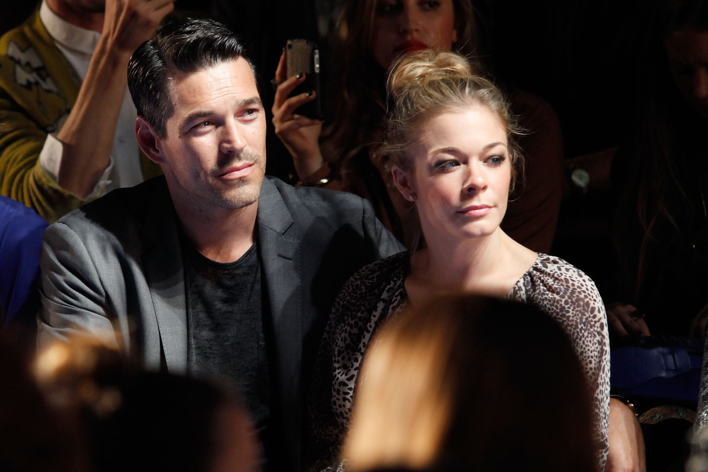 Le heartthrob des années 90 et Leann Rimes au défilé de mode Monique Lhuillier printemps 2012 lors de la Mercedes-Benz Fashion Week, le 10 septembre 2011, à New York. | Source : Getty Images