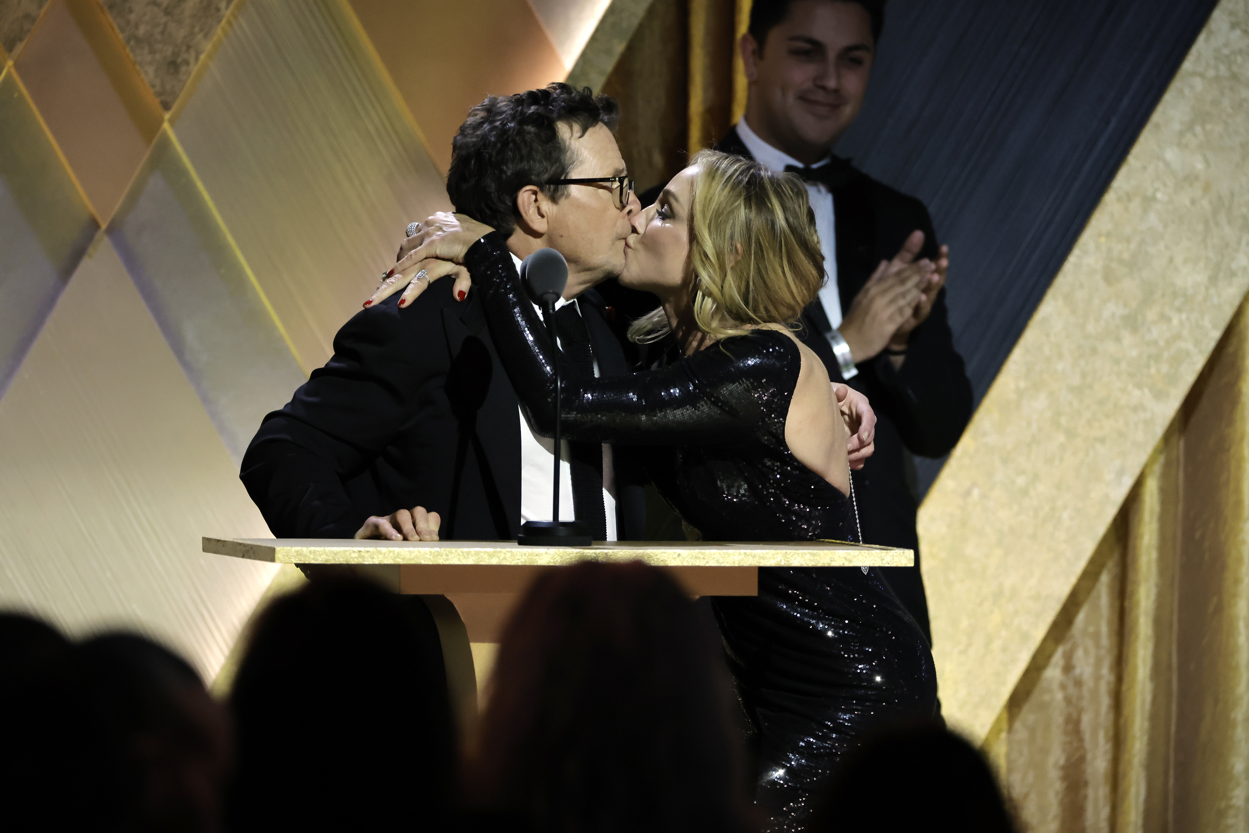 Michael J. Fox et Tracy Pollan s'embrassent lors de la 13e cérémonie des Governors Awards de l'Academy Of Motion Picture Arts and Sciences à Los Angeles, 2022. | Source : Getty Images