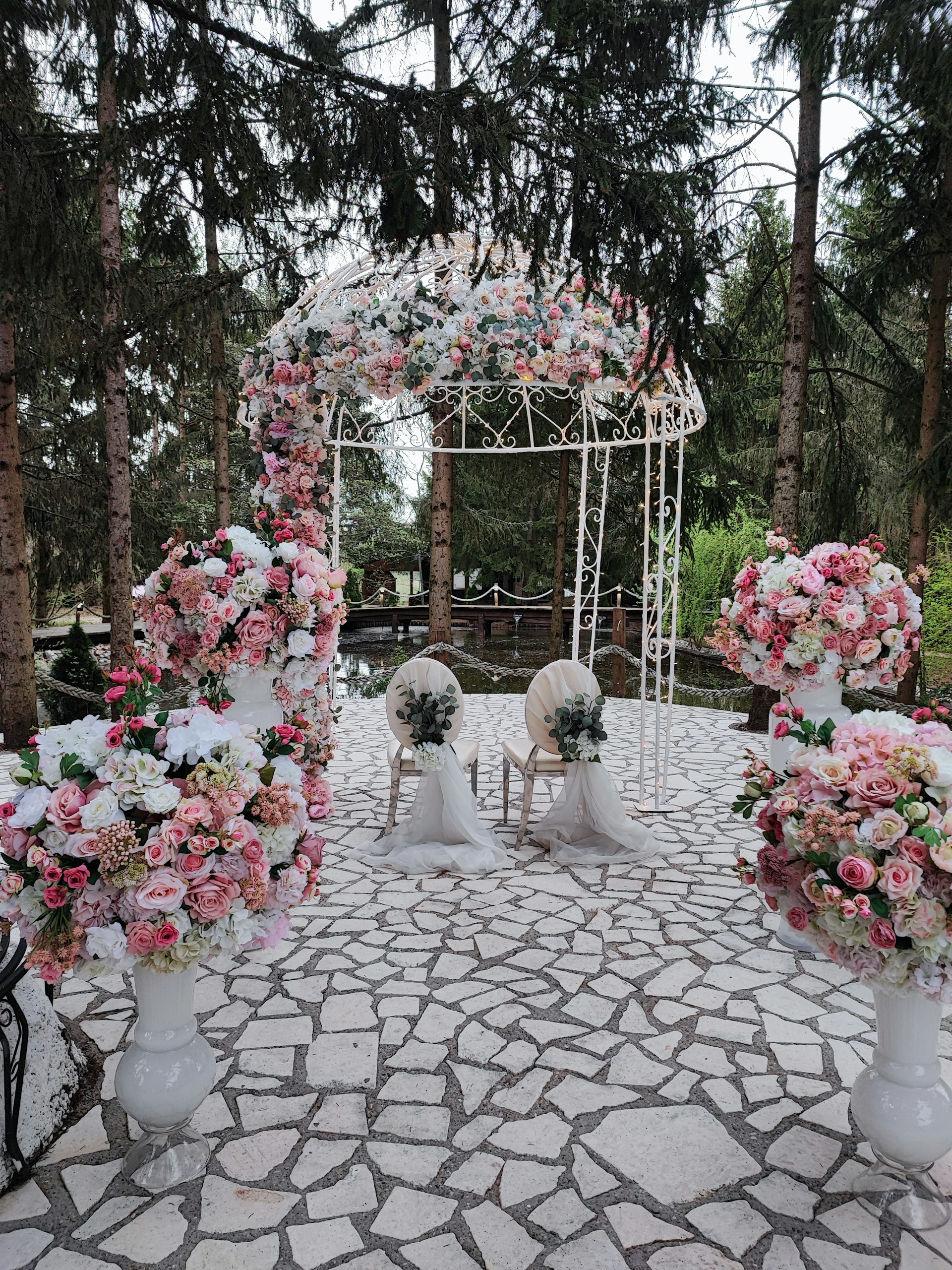 Un magnifique cadre de mariage en plein air | Source : Unsplash