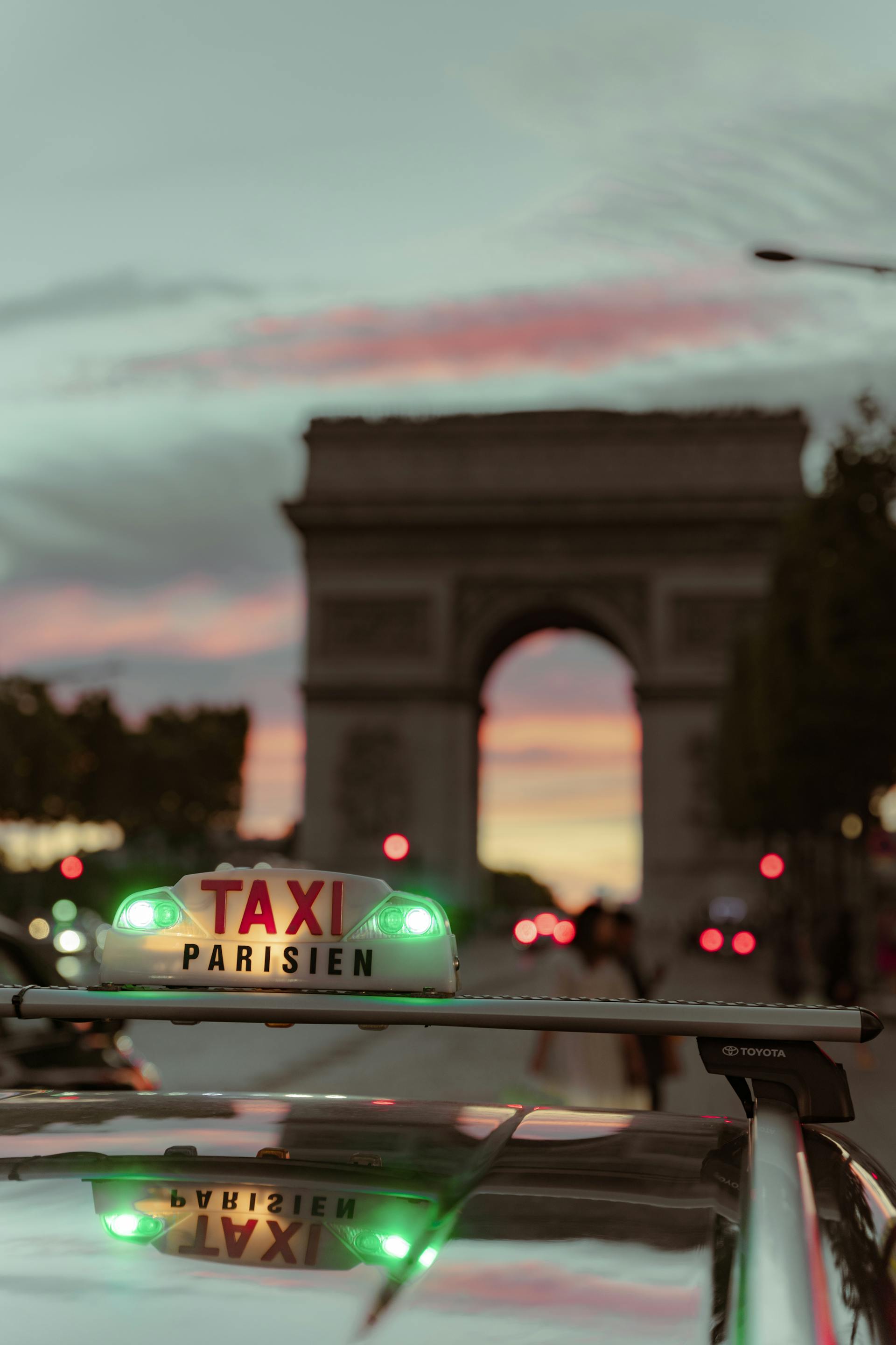 Gros plan d’un taxi à l’Arc de Triomphe à Paris, France | Source : Pexels