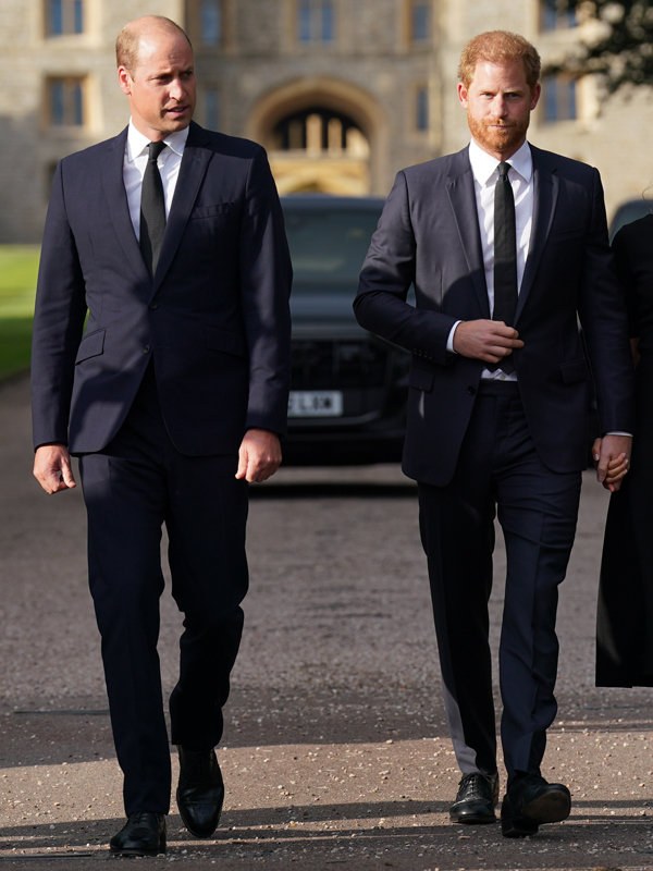 Le prince William et le prince Harry marchent ensemble pour rencontrer des membres du public, le 10 septembre 2022, à Windsor, en Angleterre. | Source : Getty Images