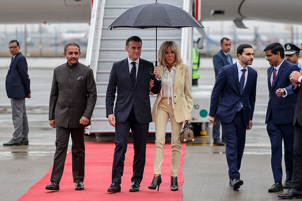 Le président français Emmanuel Macron et son épouse Brigitte Macron descendent de leur avion à leur arrivée à New Delhi le 18 février 2026 I Source : Getty Images