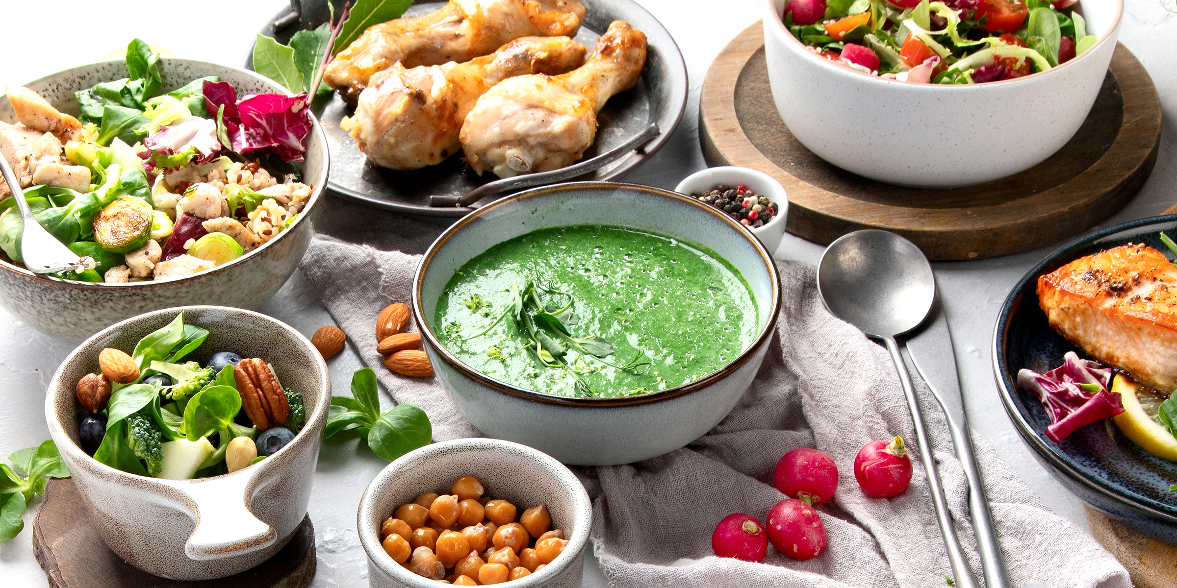 Une table avec des aliments sains | Source : Shutterstock
