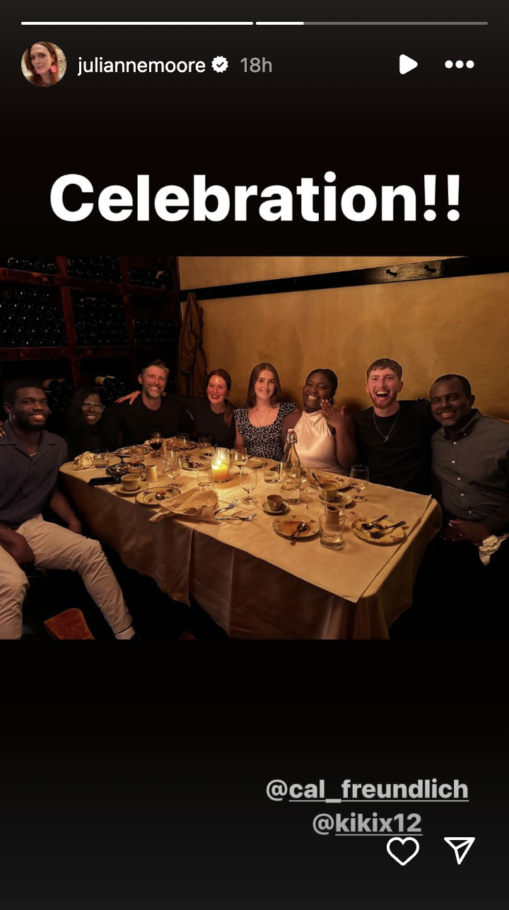 Caleb Freundlich célébrant ses fiançailles avec Kibriyaá Morgan en famille, comme on peut le voir dans la story Instagram de Julianne Moore | Source : Instagram/juliannemoore