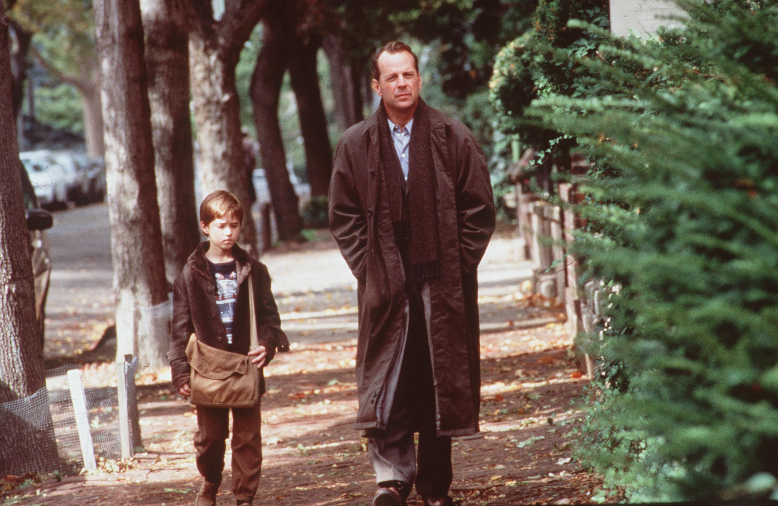 L'enfant star et Bruce Willis sur le plateau de tournage du "Sixième sens", 1999 | Source : Getty Images
