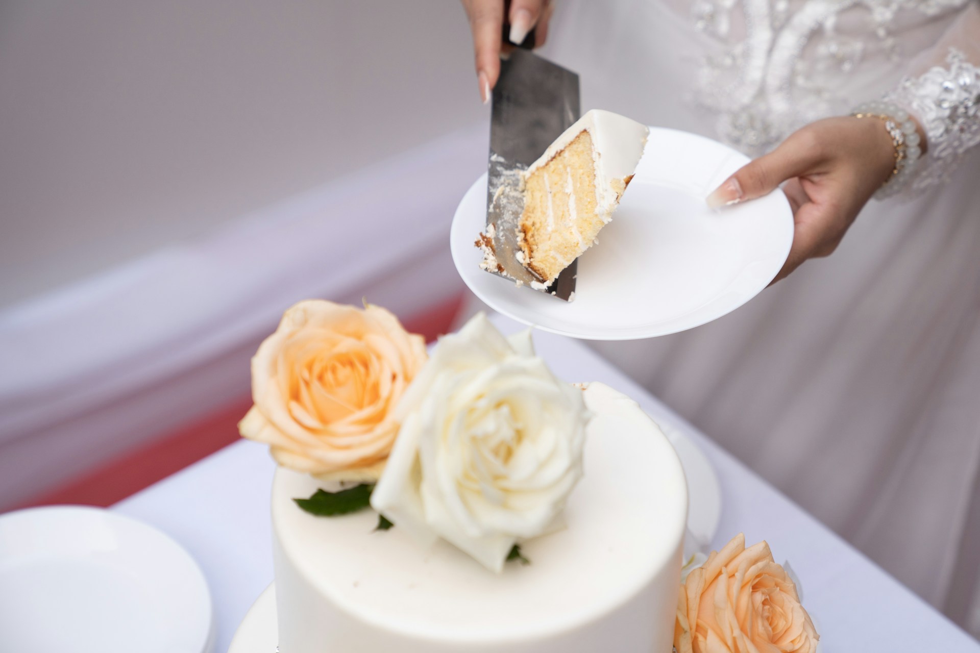 Une mariée tenant une assiette de gâteau de mariage | Source : Unsplash