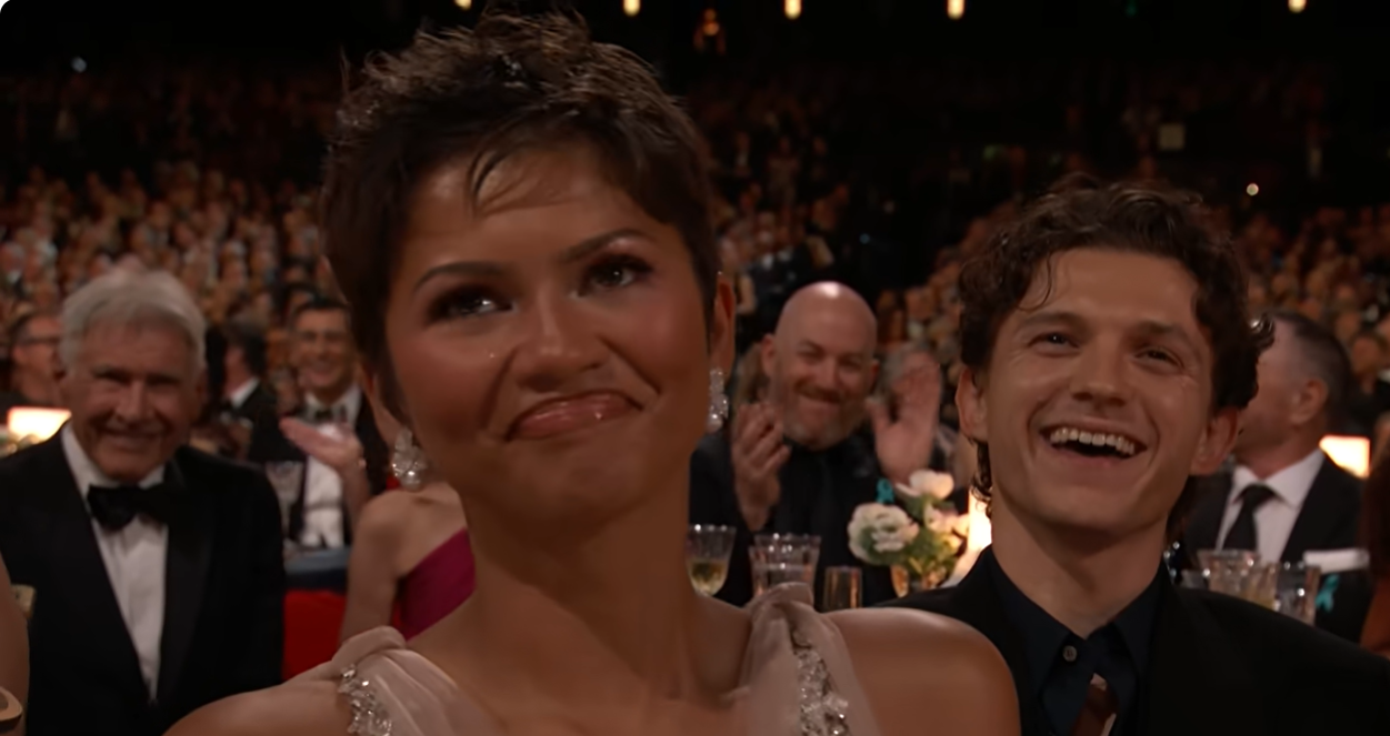 On voit Harrison Ford qui a l'air amusé à l'arrière-plan tandis que Zendaya réagit face à Marcello Hernández lors de la 78e cérémonie des Primetime Emmy Awards. | Source : YouTube/NBC et Peacock