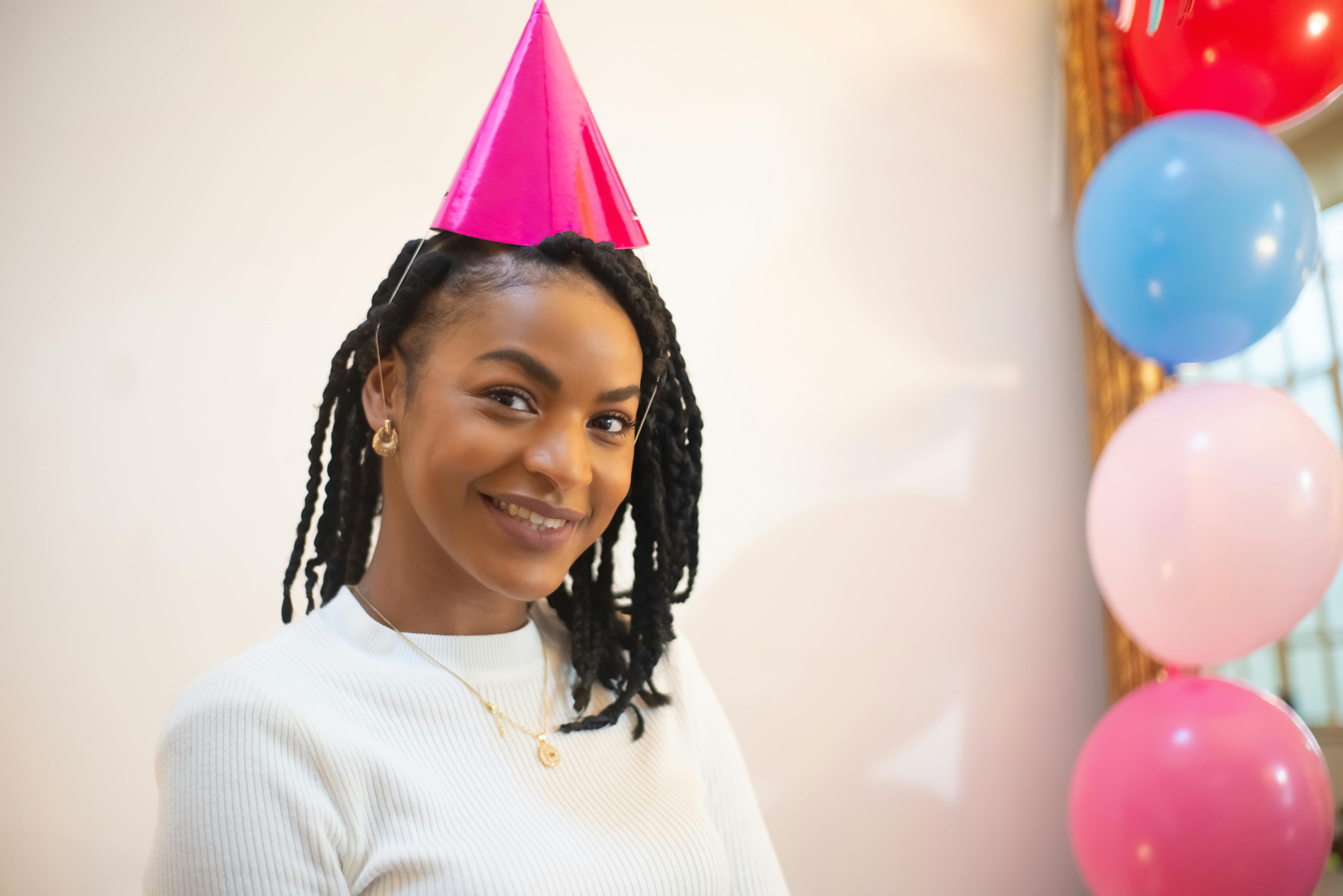 Une femme heureuse portant un chapeau de fête | Source : Pexels