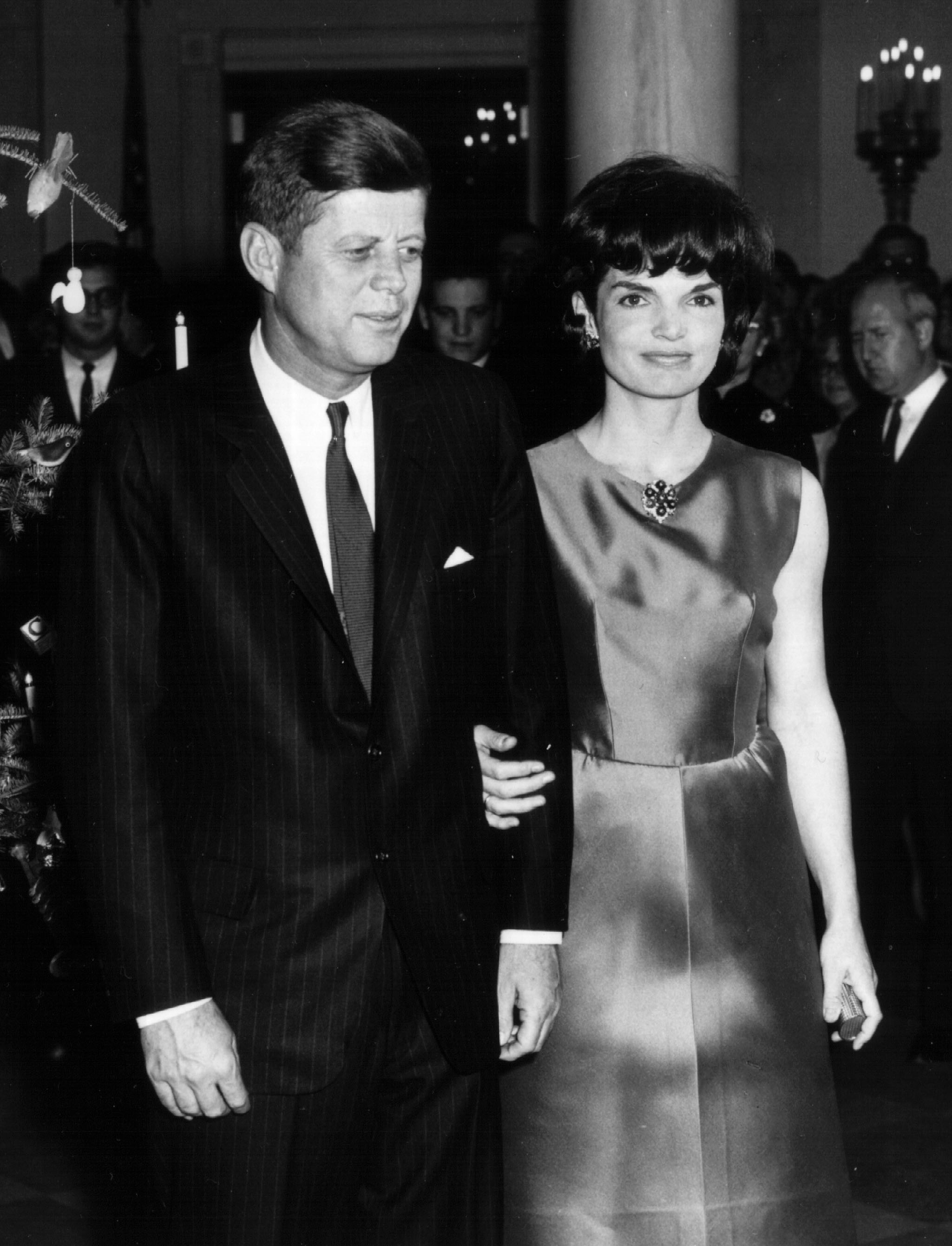 Le président John F. Kennedy et la première dame Jacqueline Kennedy assistent à une cérémonie à la Maison Blanche en décembre 1962 à Washington, DC. | Source: Getty Images.