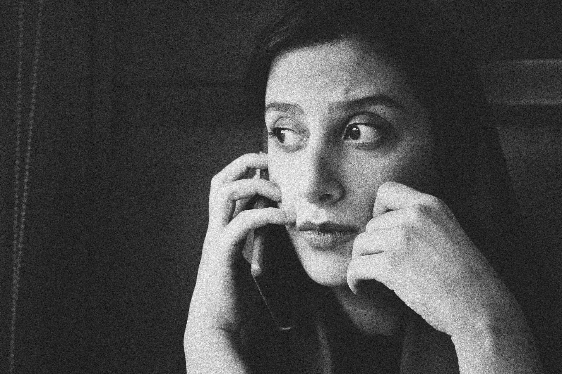 Une femme parlant au téléphone | Source : Unsplash