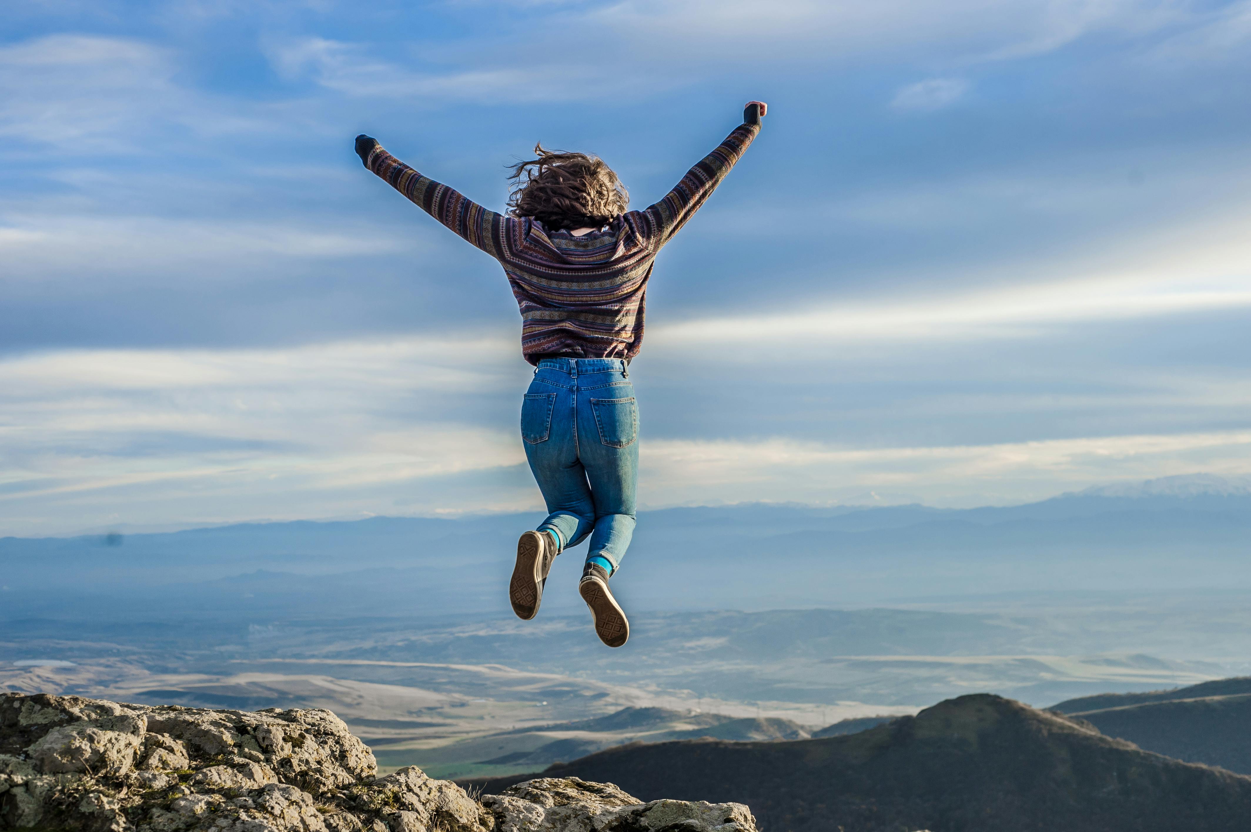 Femme sautant vers le haut | Source : Pexels